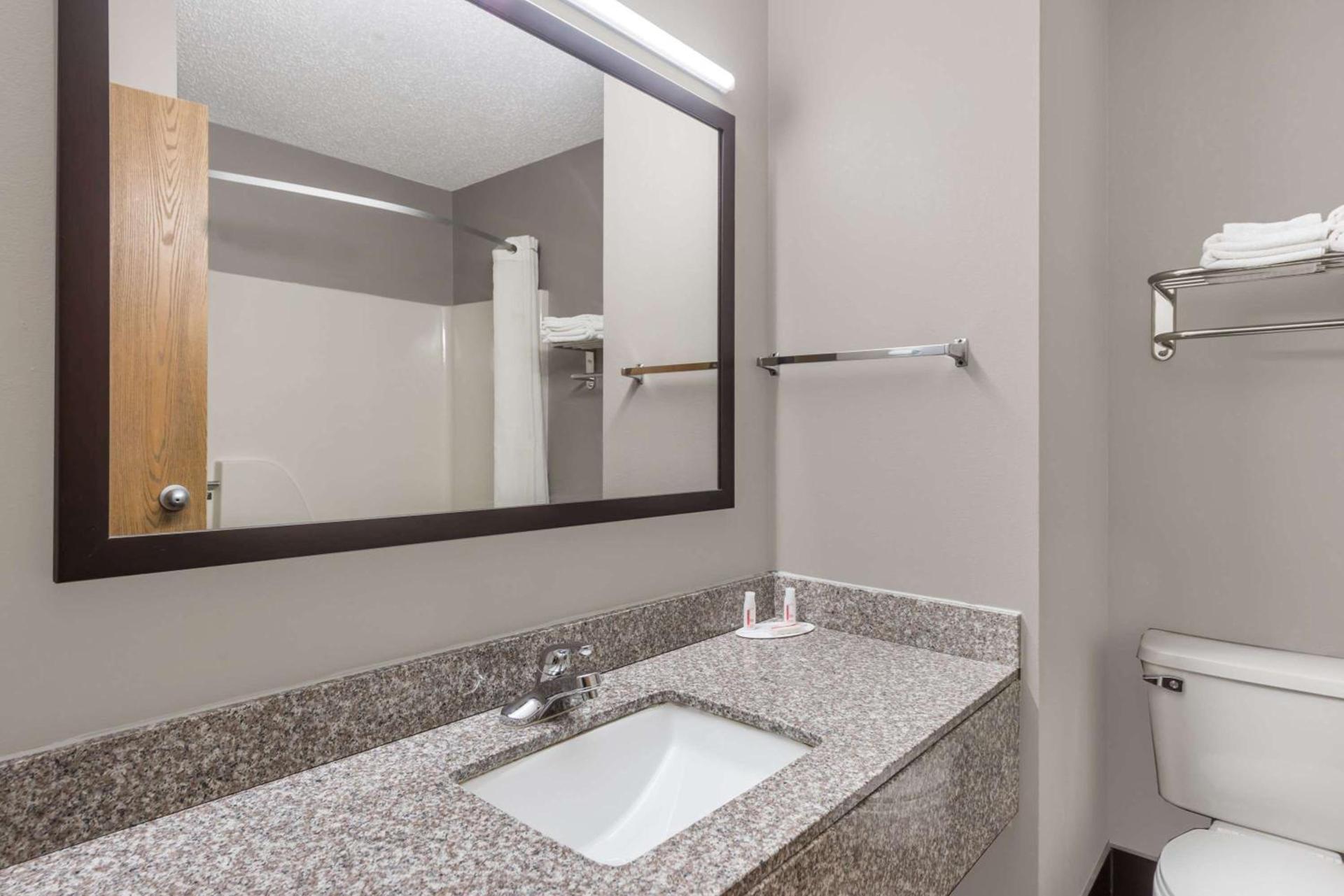 Super 8 by Wyndham West Plains photo 28