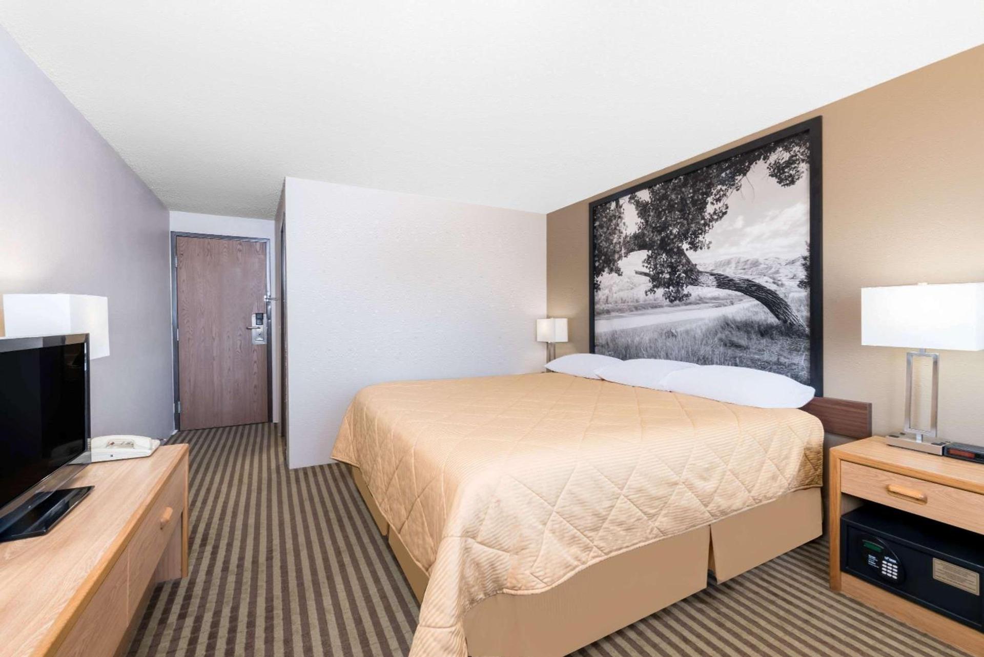 Super 8 by Wyndham Bowman photo 15