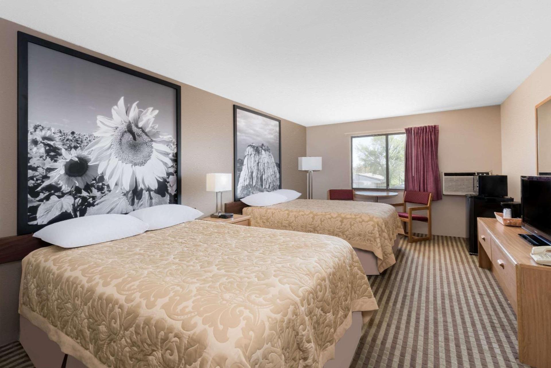 Super 8 by Wyndham Bowman photo 10