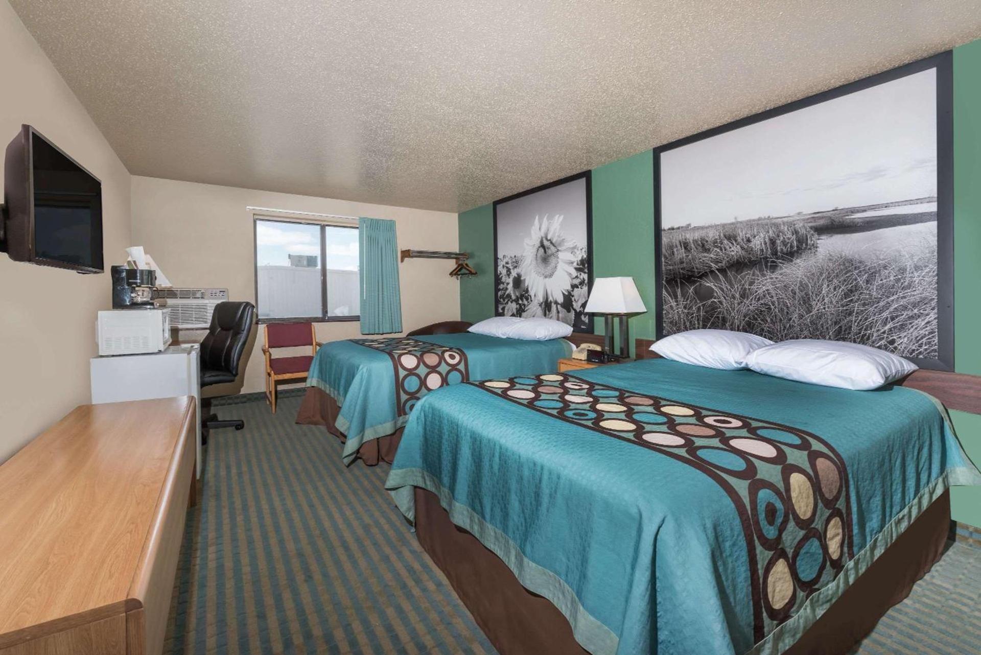 Super 8 by Wyndham Devils Lake photo 12
