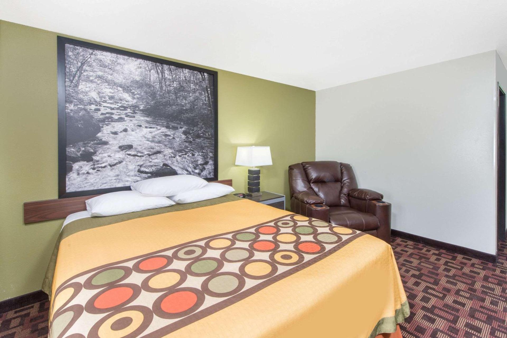 Super 8 by Wyndham Moberly MO photo 16
