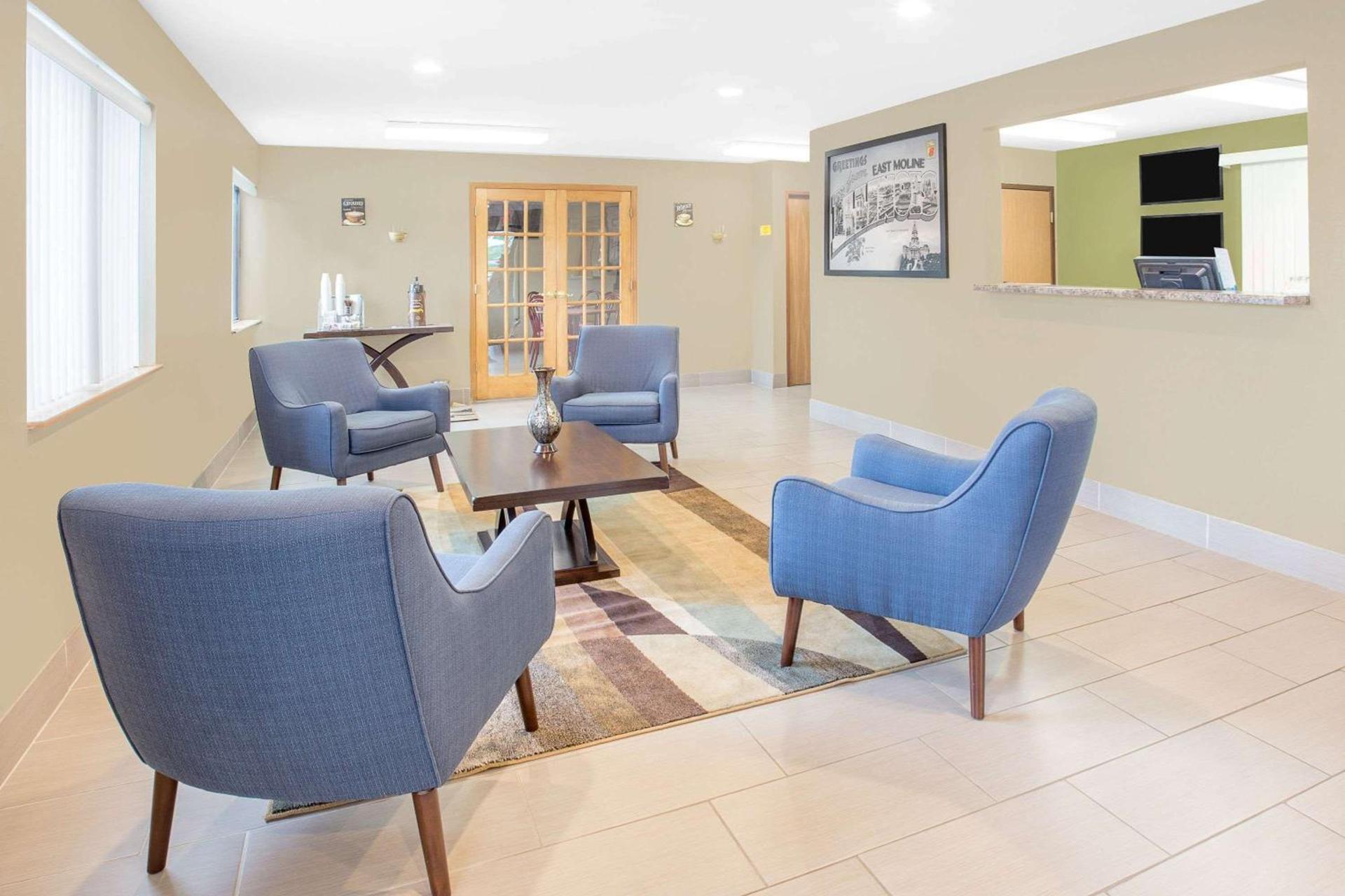 Super 8 by Wyndham East Moline photo 2