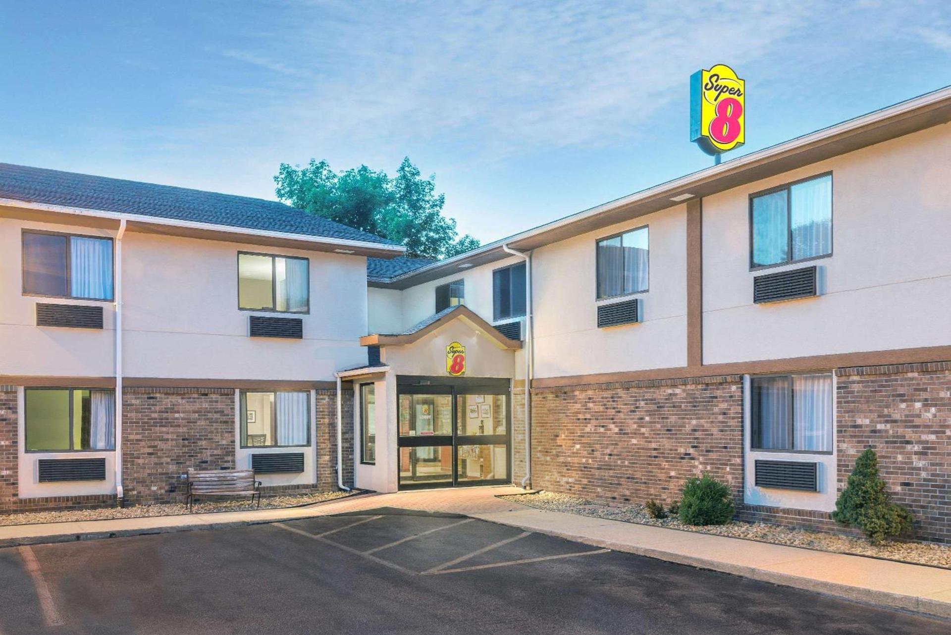 Super 8 by Wyndham Tilton/Lake Winnipesaukee — hotel in Tilton