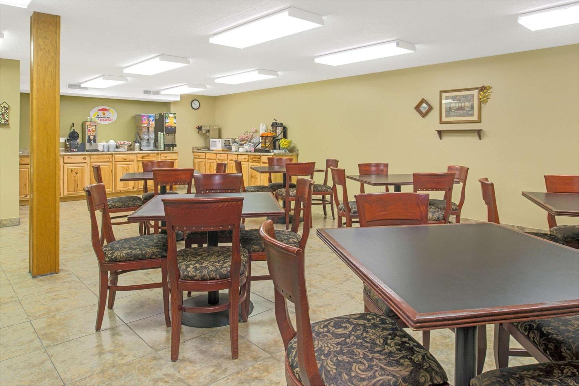 Super 8 by Wyndham St. Clair MO photo 17