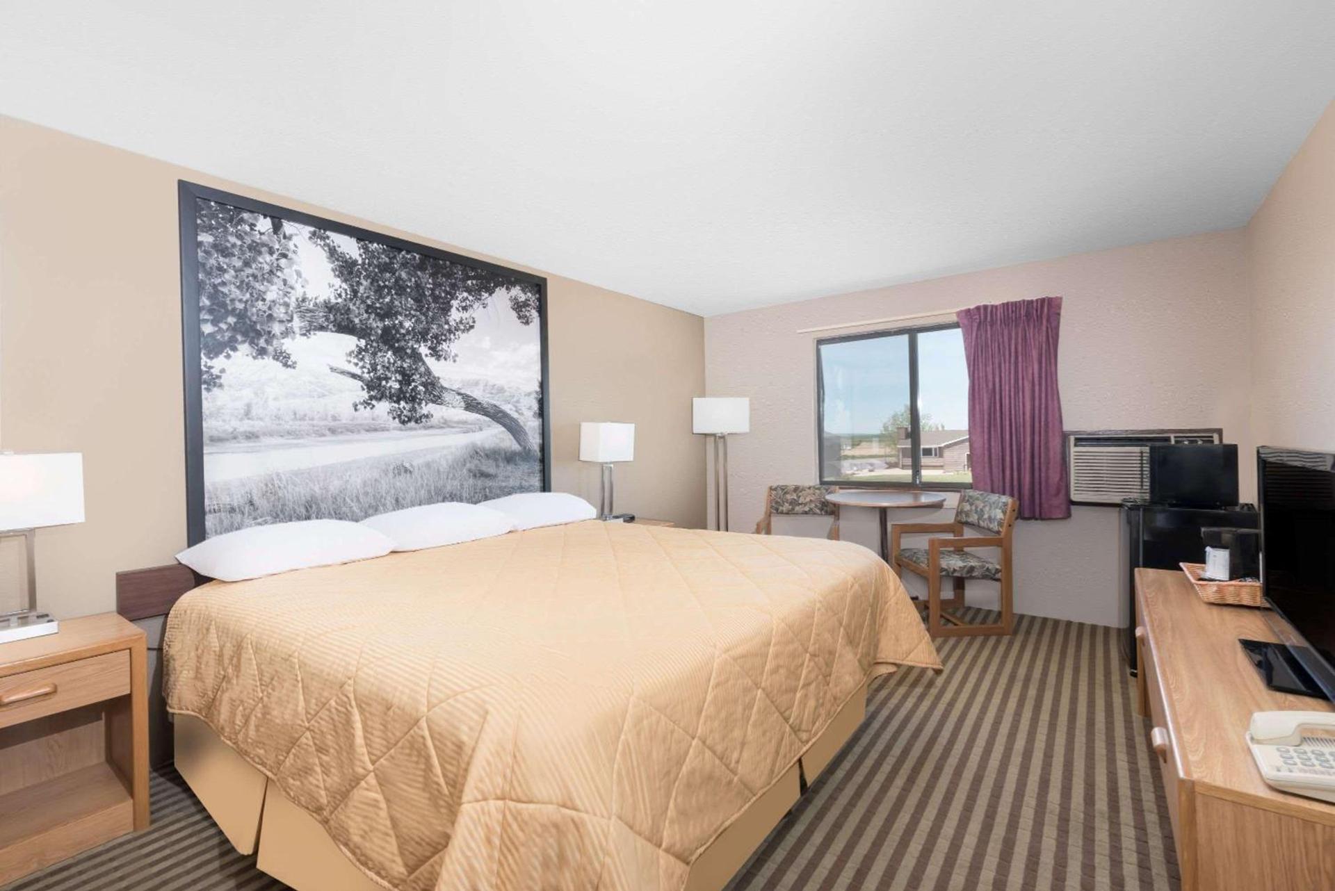 Super 8 by Wyndham Bowman photo 9