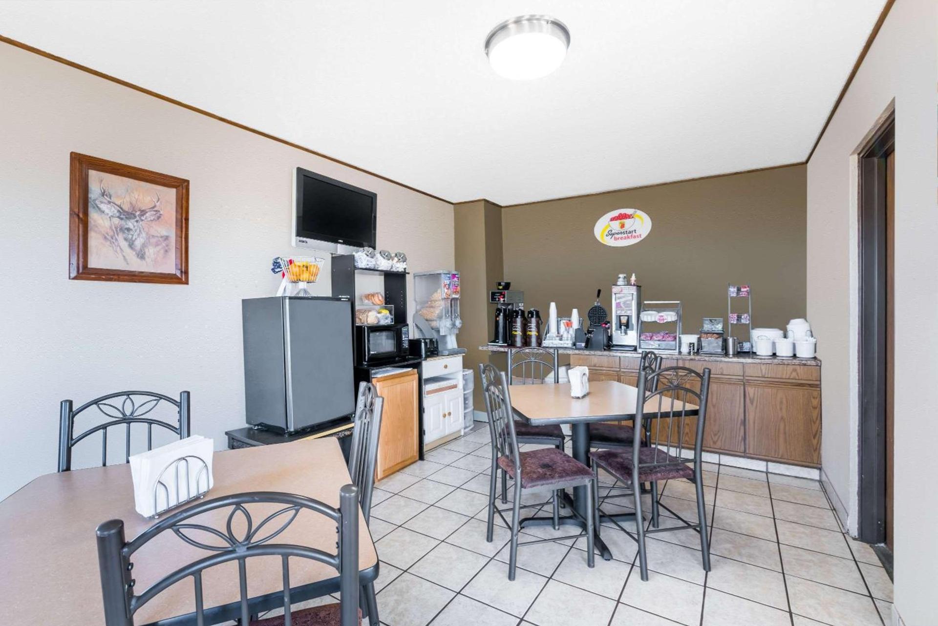 Super 8 by Wyndham Bowman photo 8
