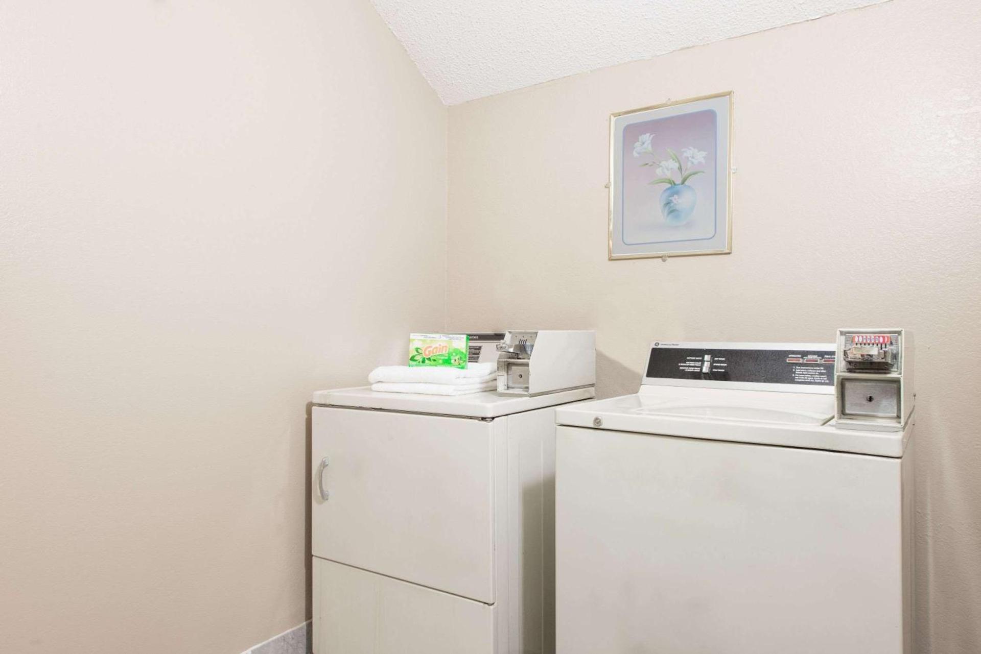 Super 8 by Wyndham Sullivan photo 4