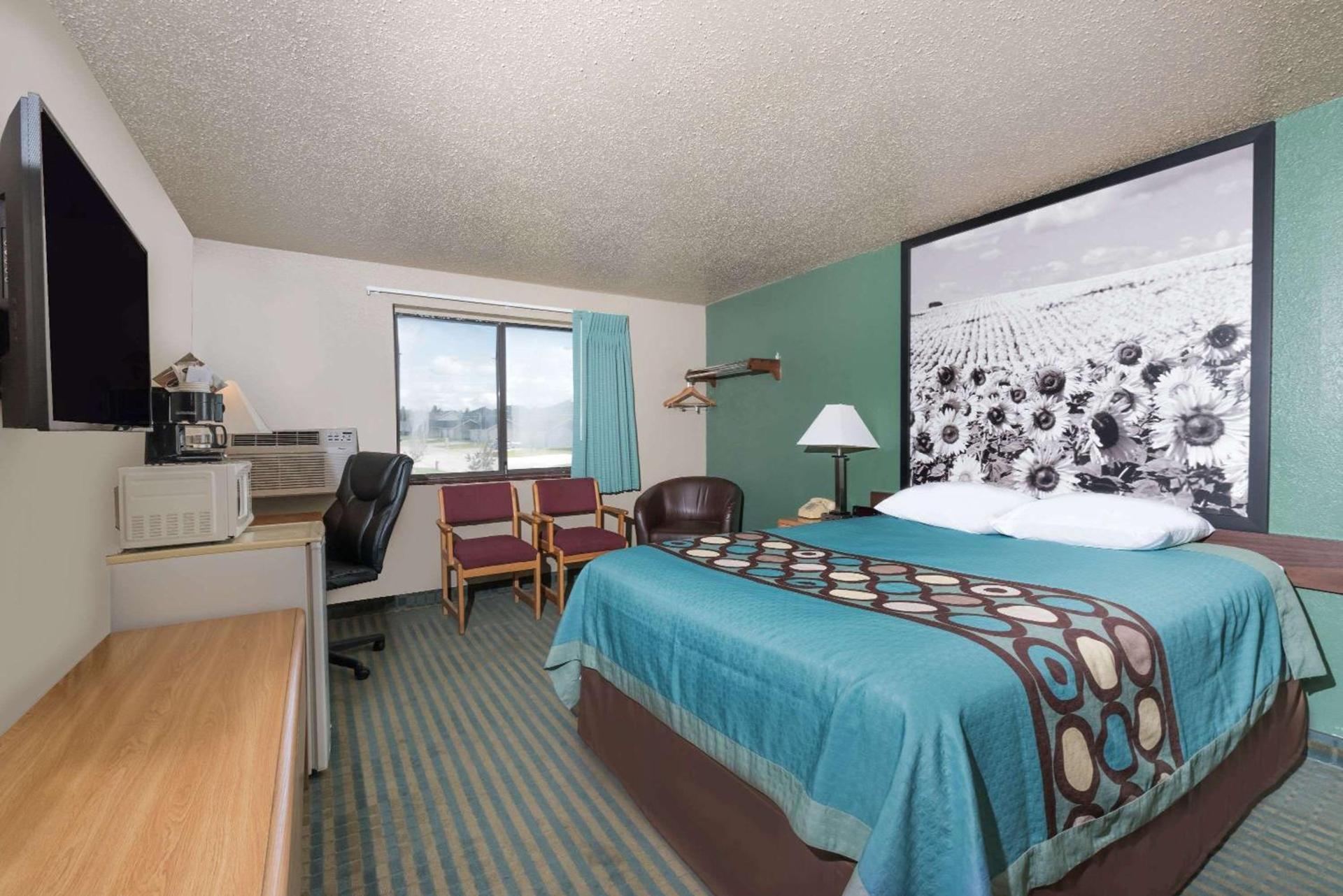 Super 8 by Wyndham Devils Lake photo 8