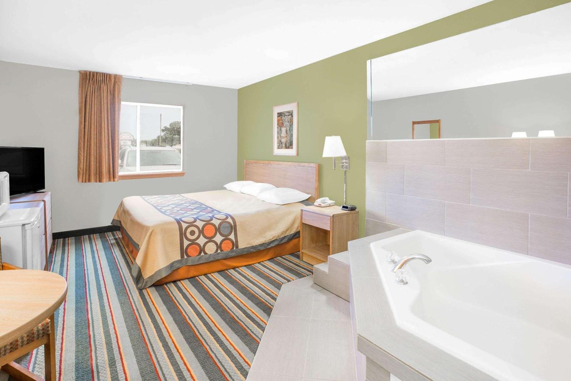 Super 8 by Wyndham East Moline photo 12