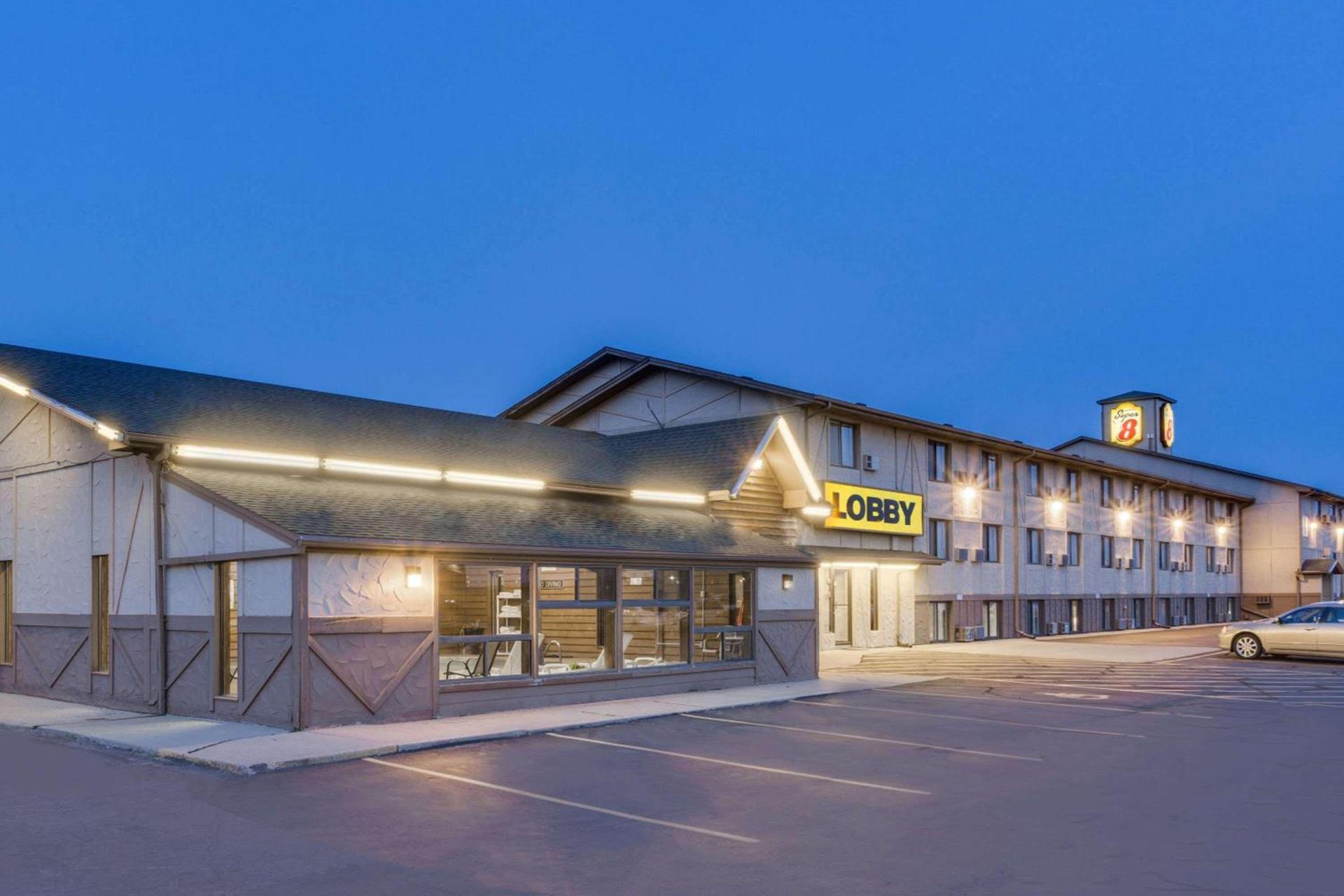 Super 8 by Wyndham Mitchell — hotel in Mitchell