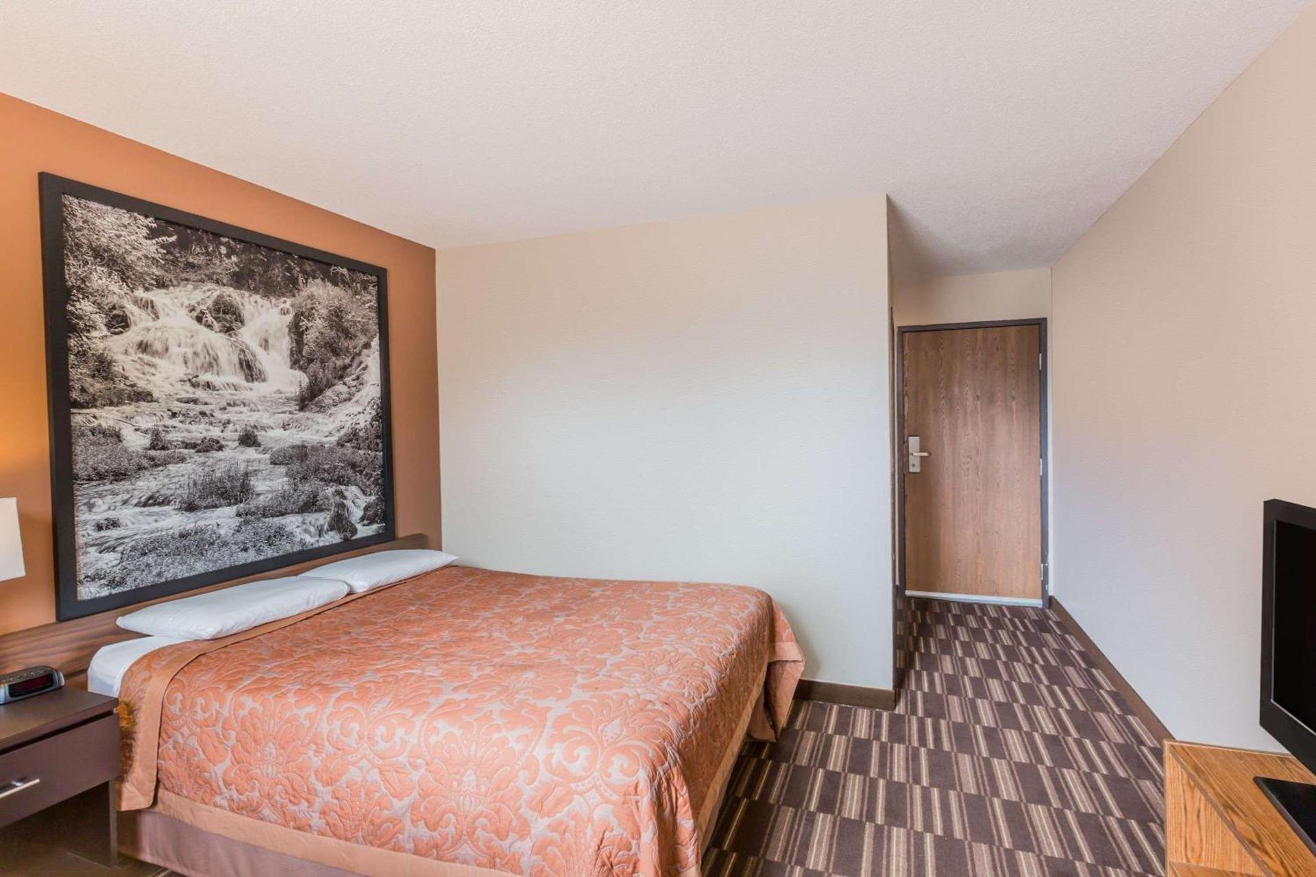 Super 8 by Wyndham Madison photo 8
