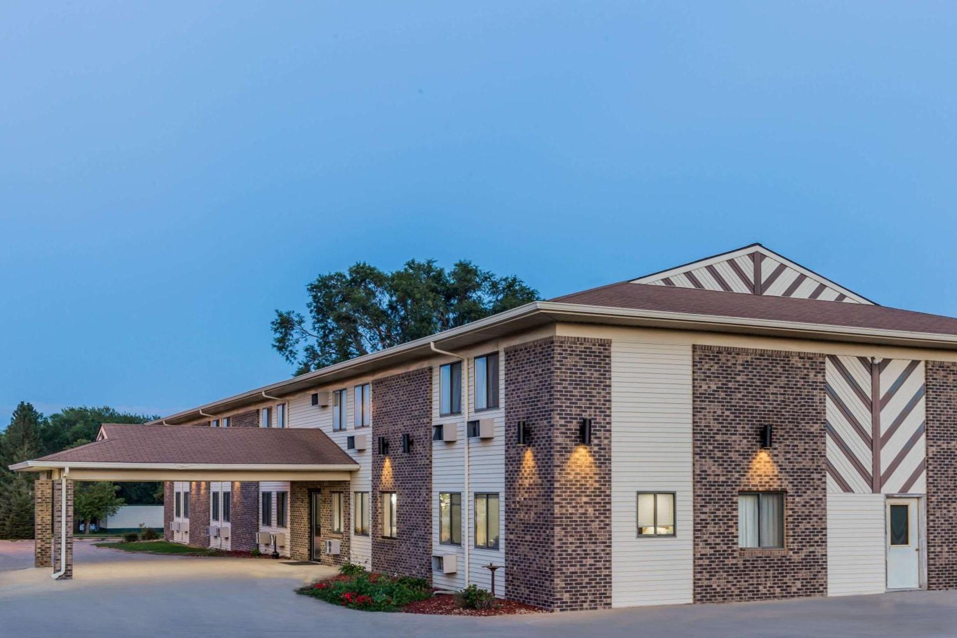Super 8 by Wyndham Madison photo 1