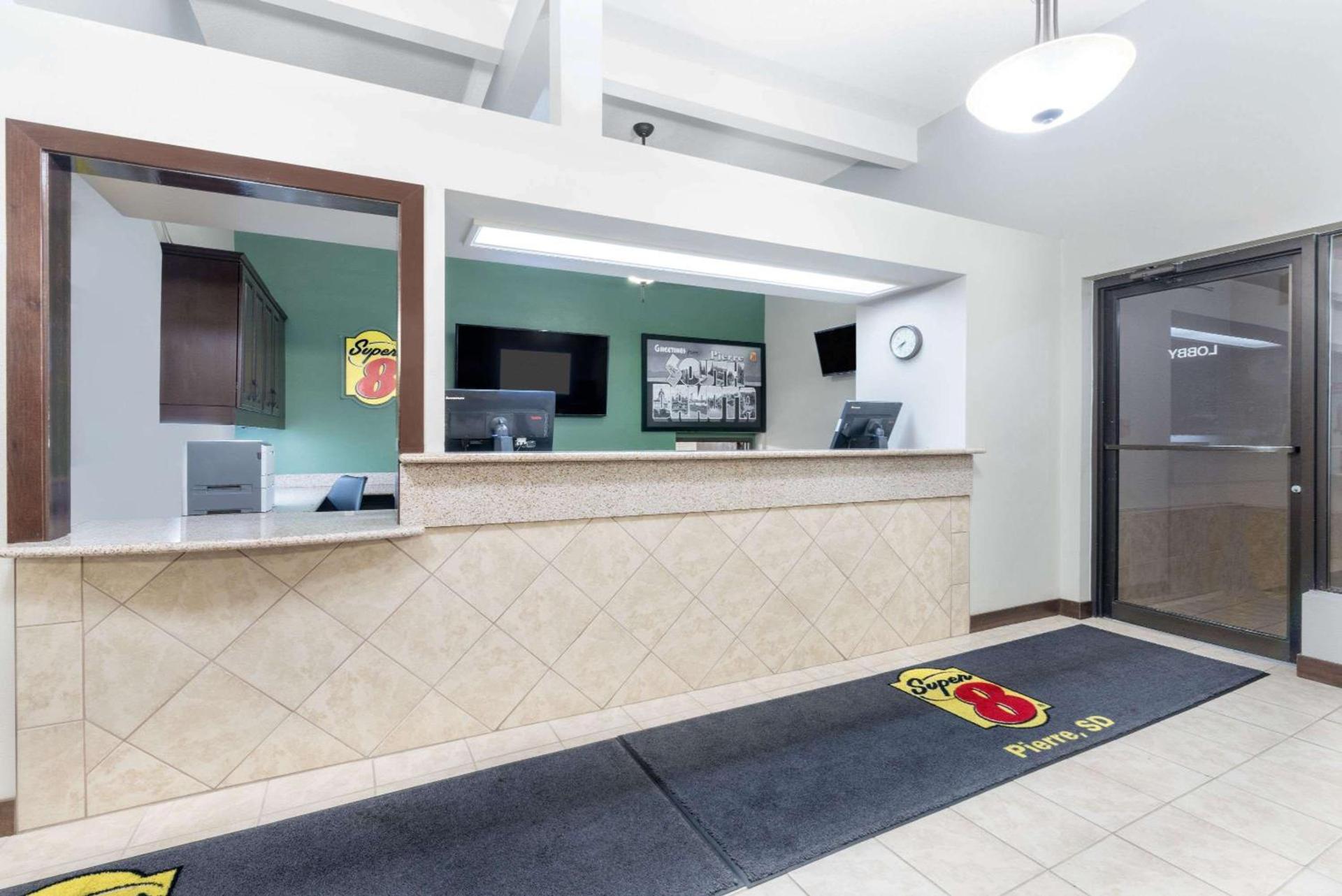 Super 8 by Wyndham Pierre SD photo 3