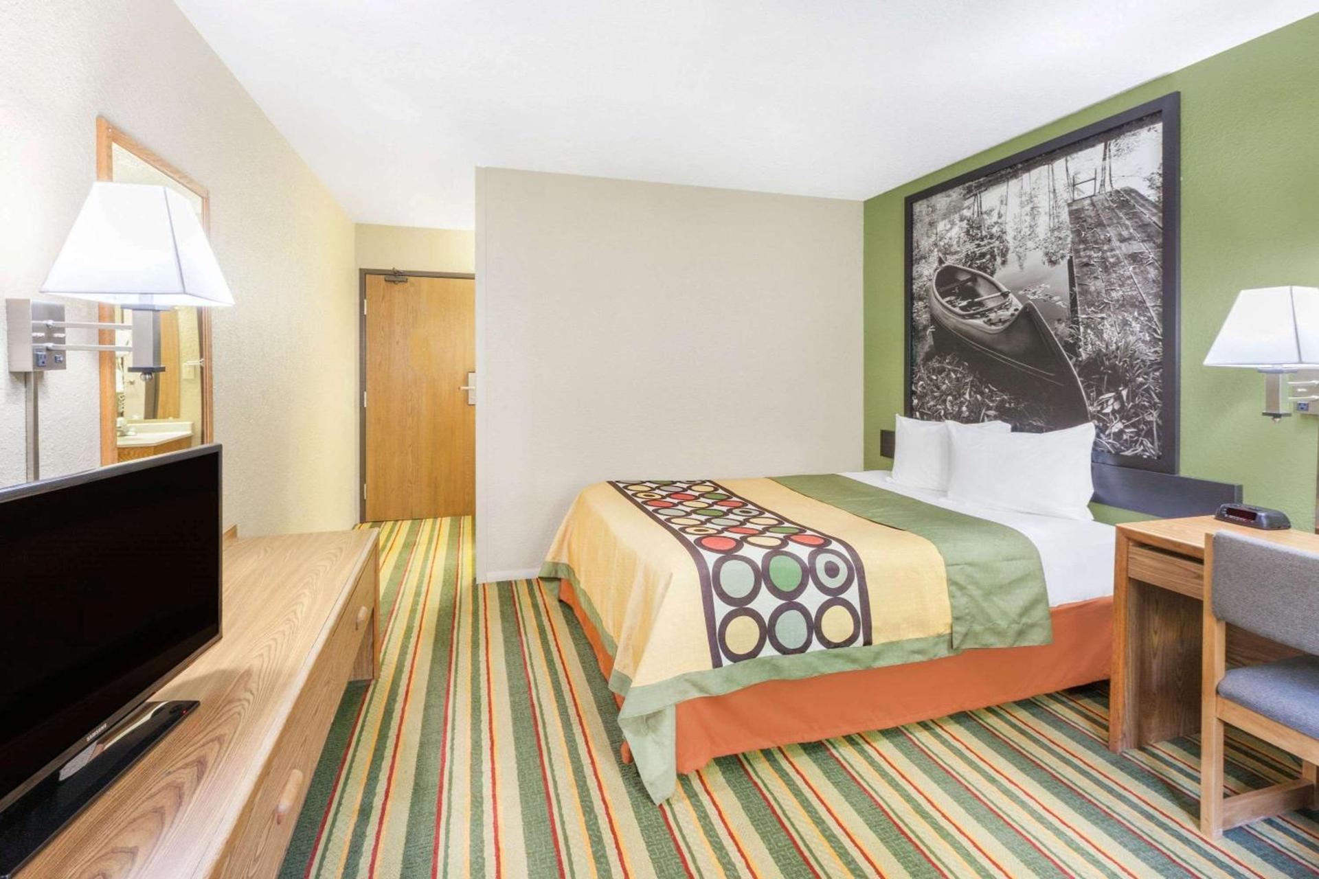 Super 8 by Wyndham Grayling photo 8