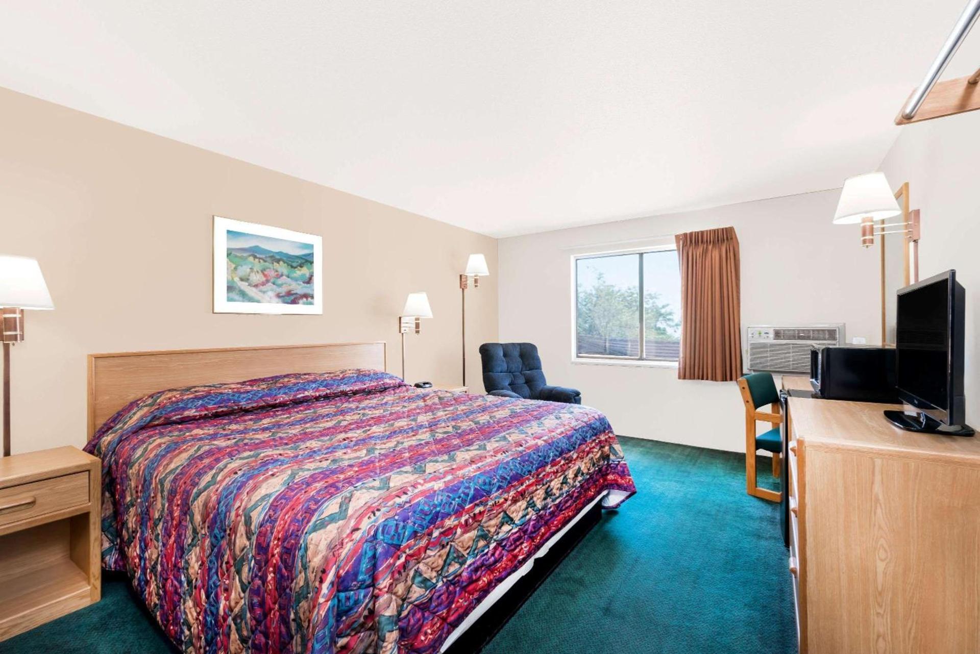 Super 8 by Wyndham Belle Fourche SD photo 11