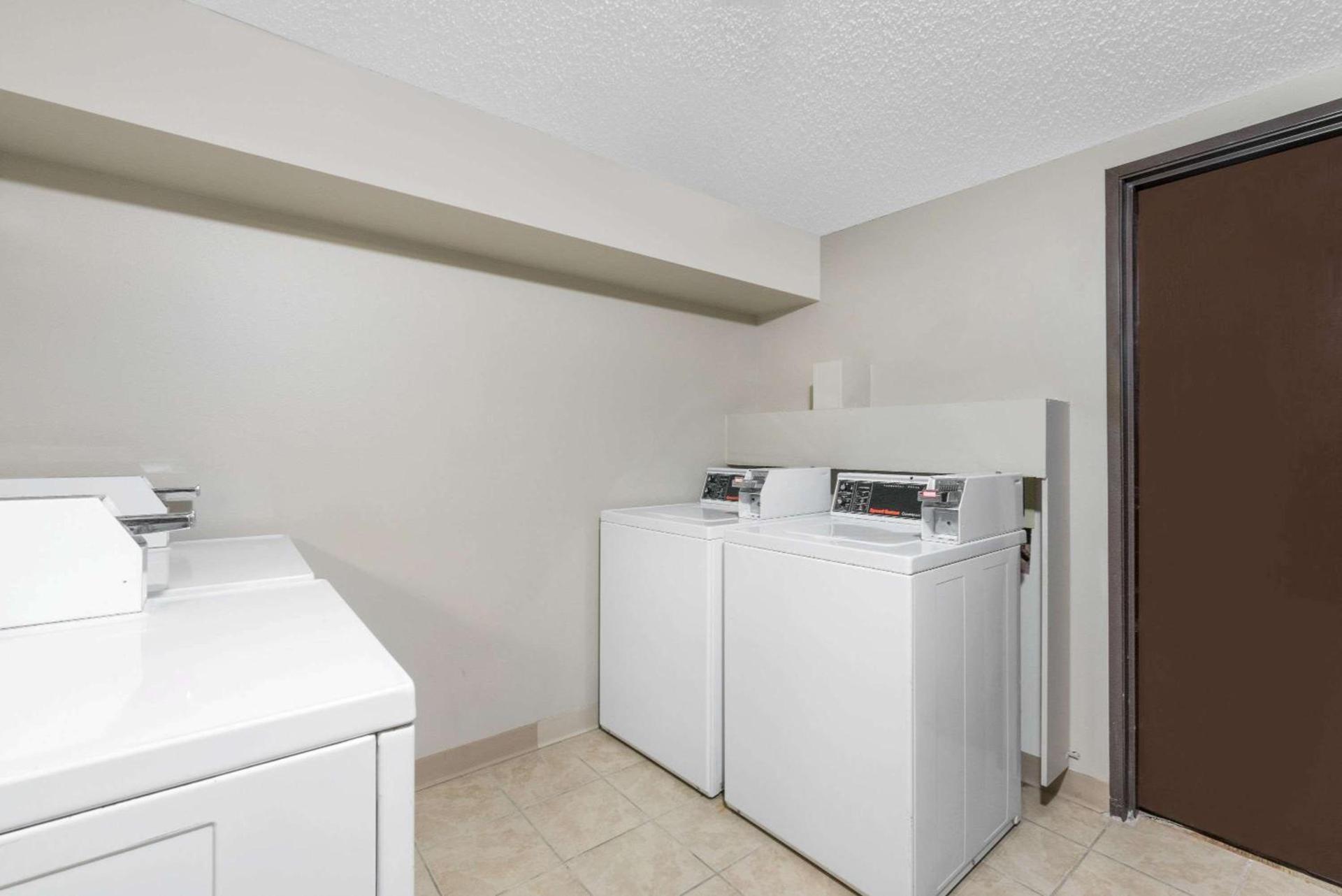 Super 8 by Wyndham Pierre SD photo 14