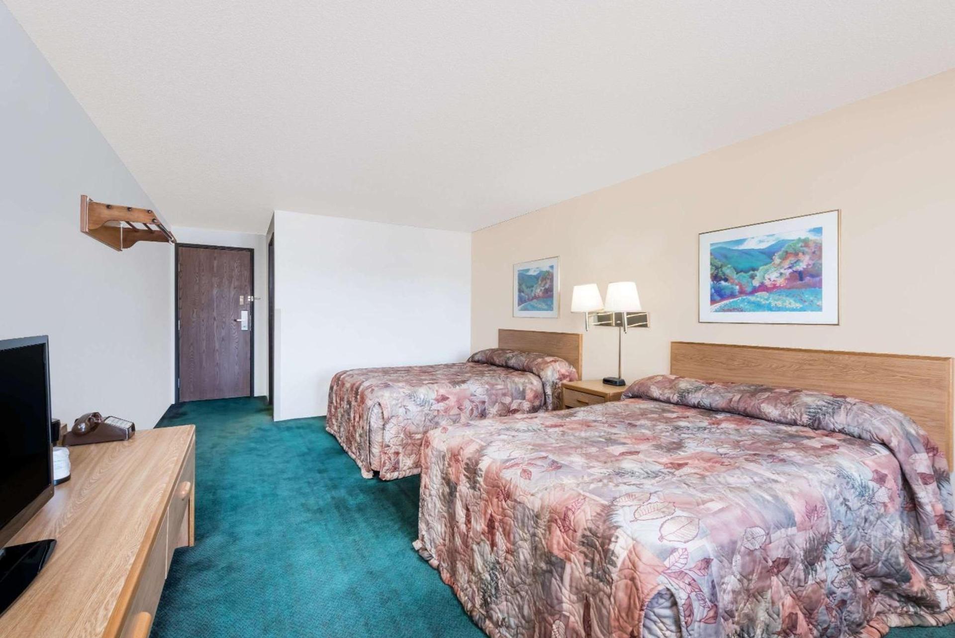 Super 8 by Wyndham Belle Fourche SD photo 5