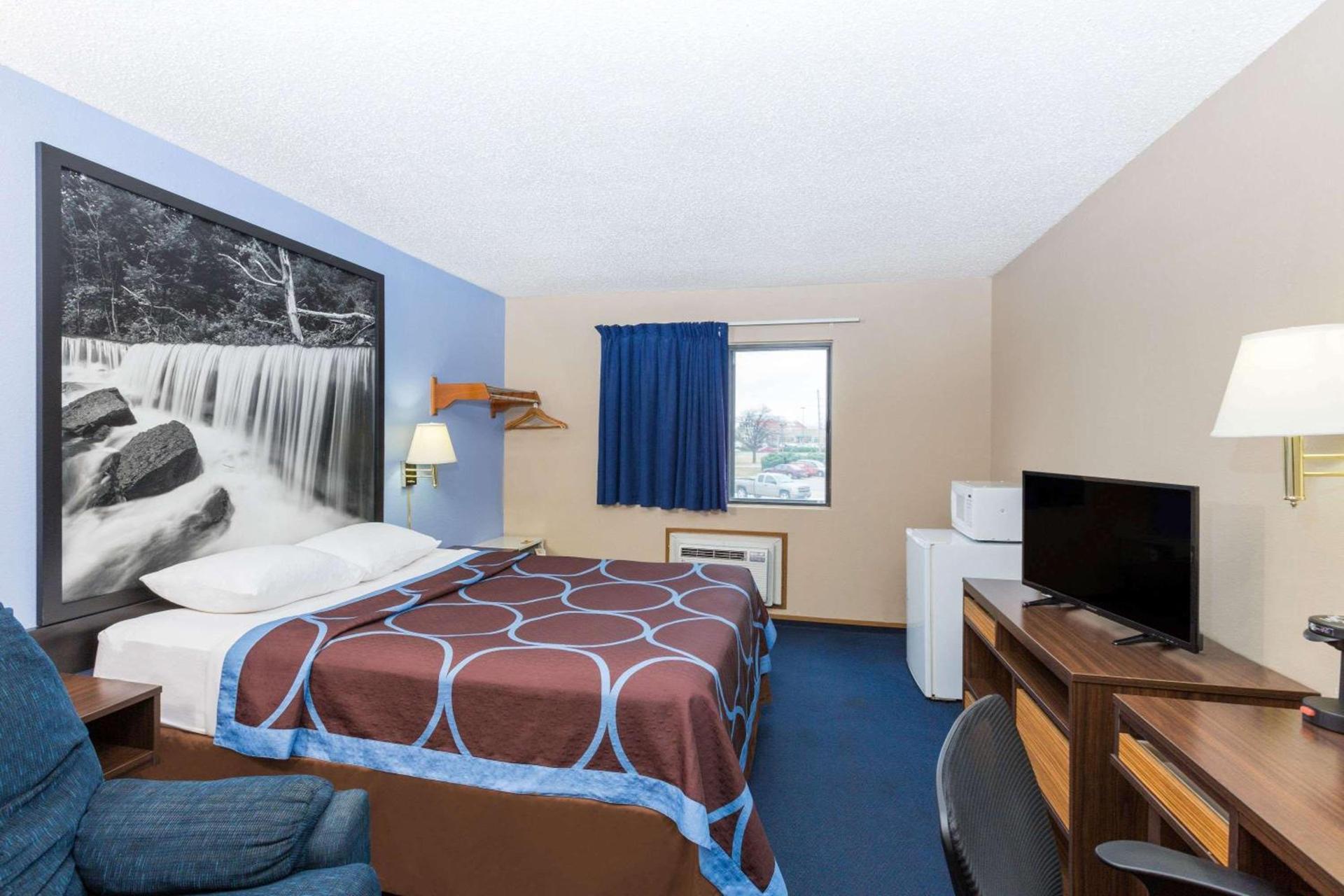 Super 8 by Wyndham Manhattan KS photo 7
