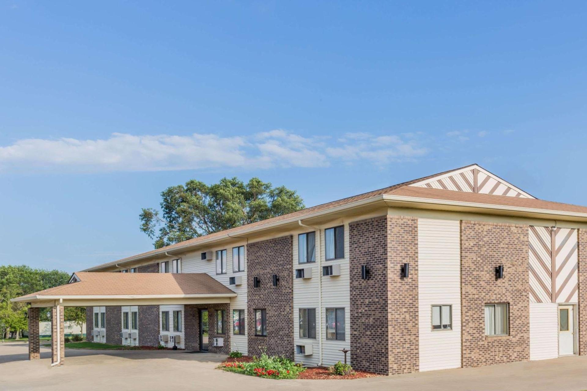 Super 8 by Wyndham Madison photo 9