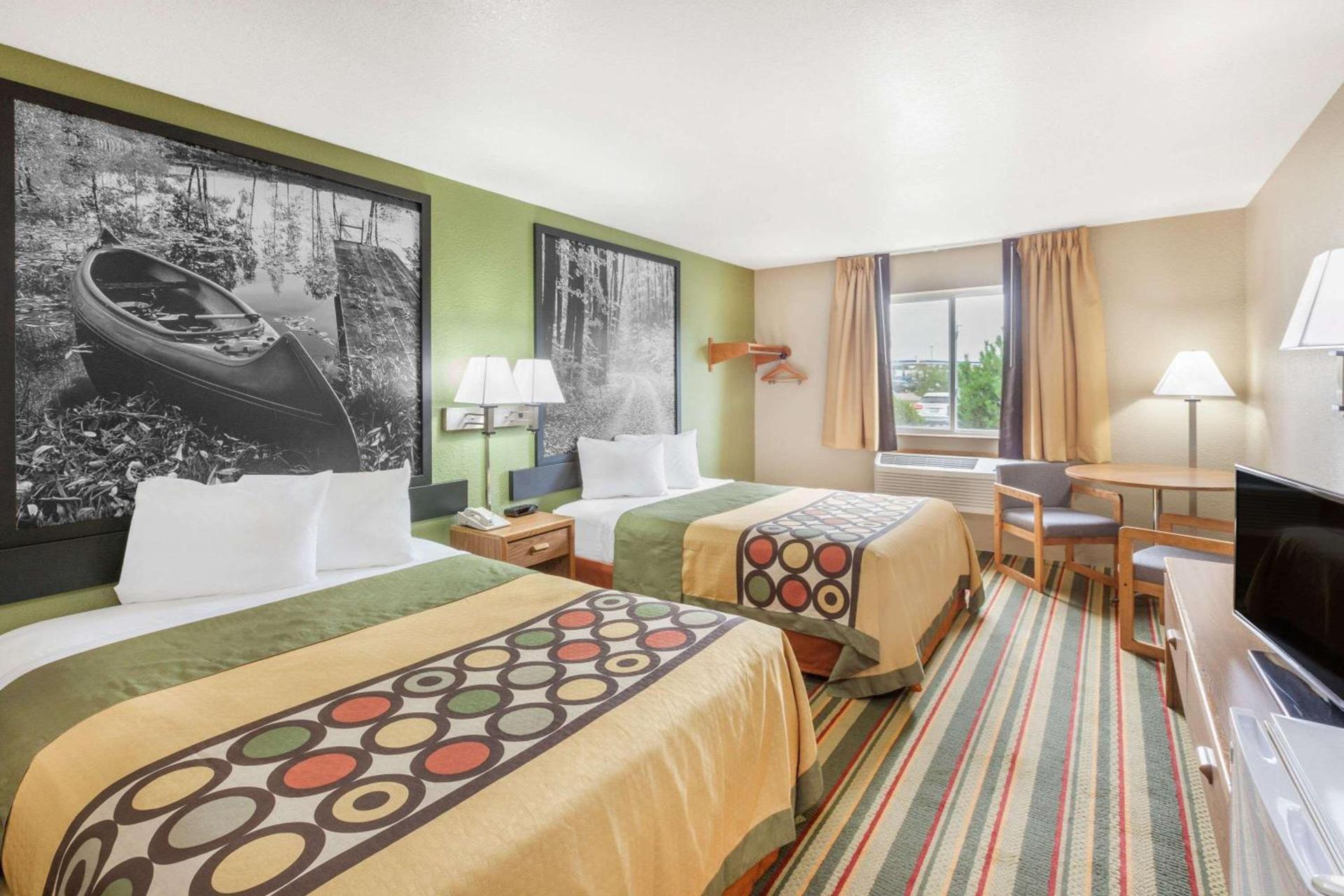Super 8 by Wyndham Grayling photo 9