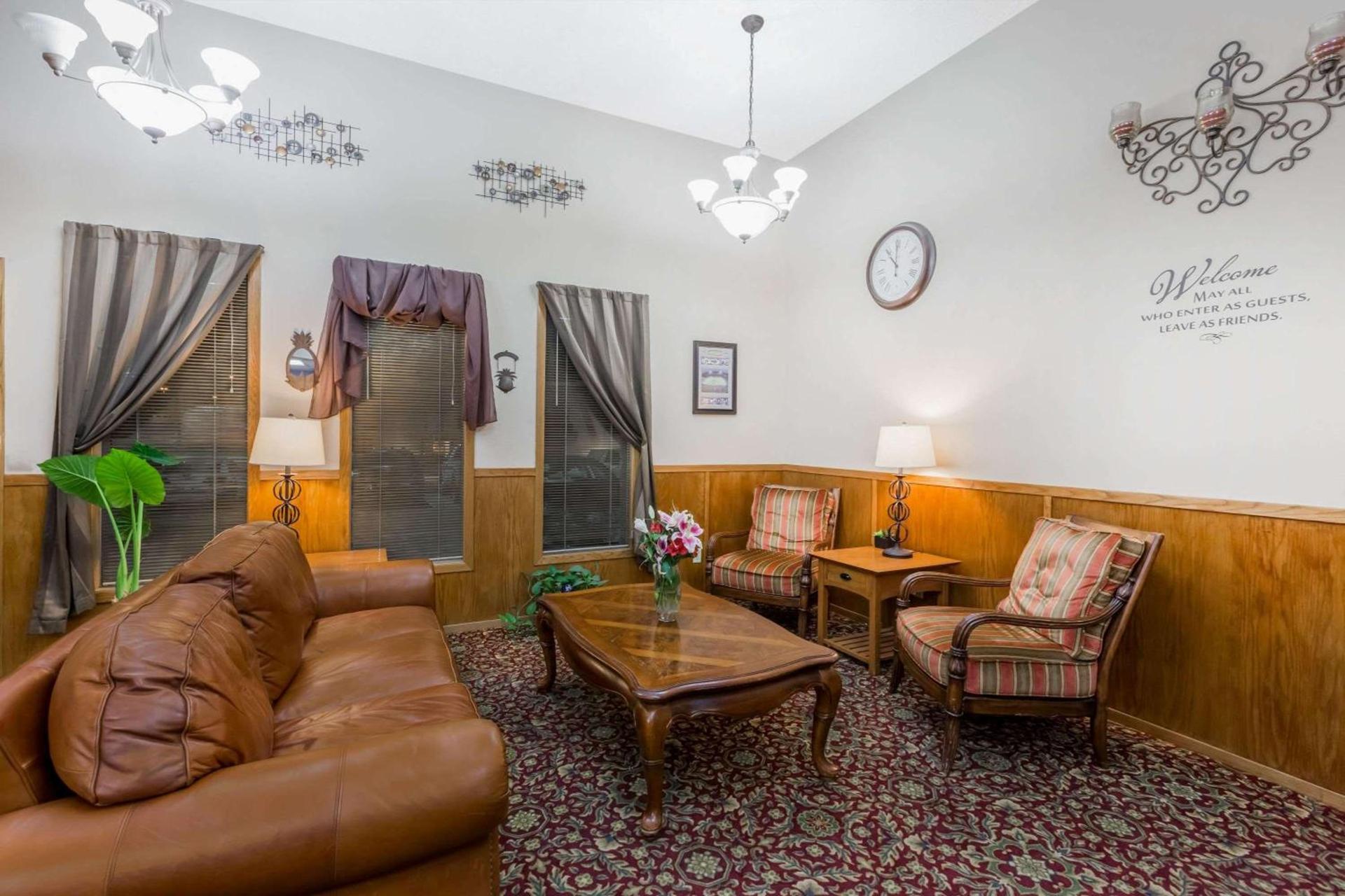 Super 8 by Wyndham Manhattan KS photo 2
