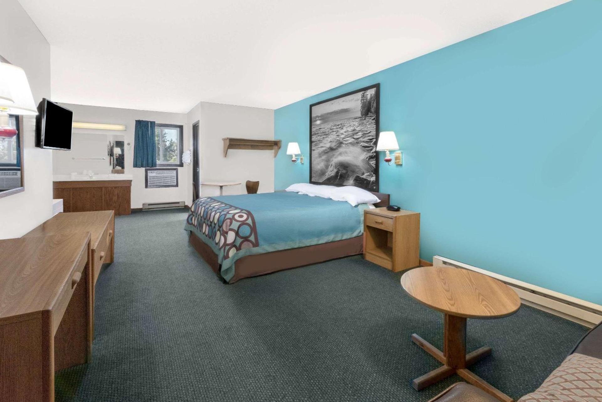 Super 8 by Wyndham Huron photo 9