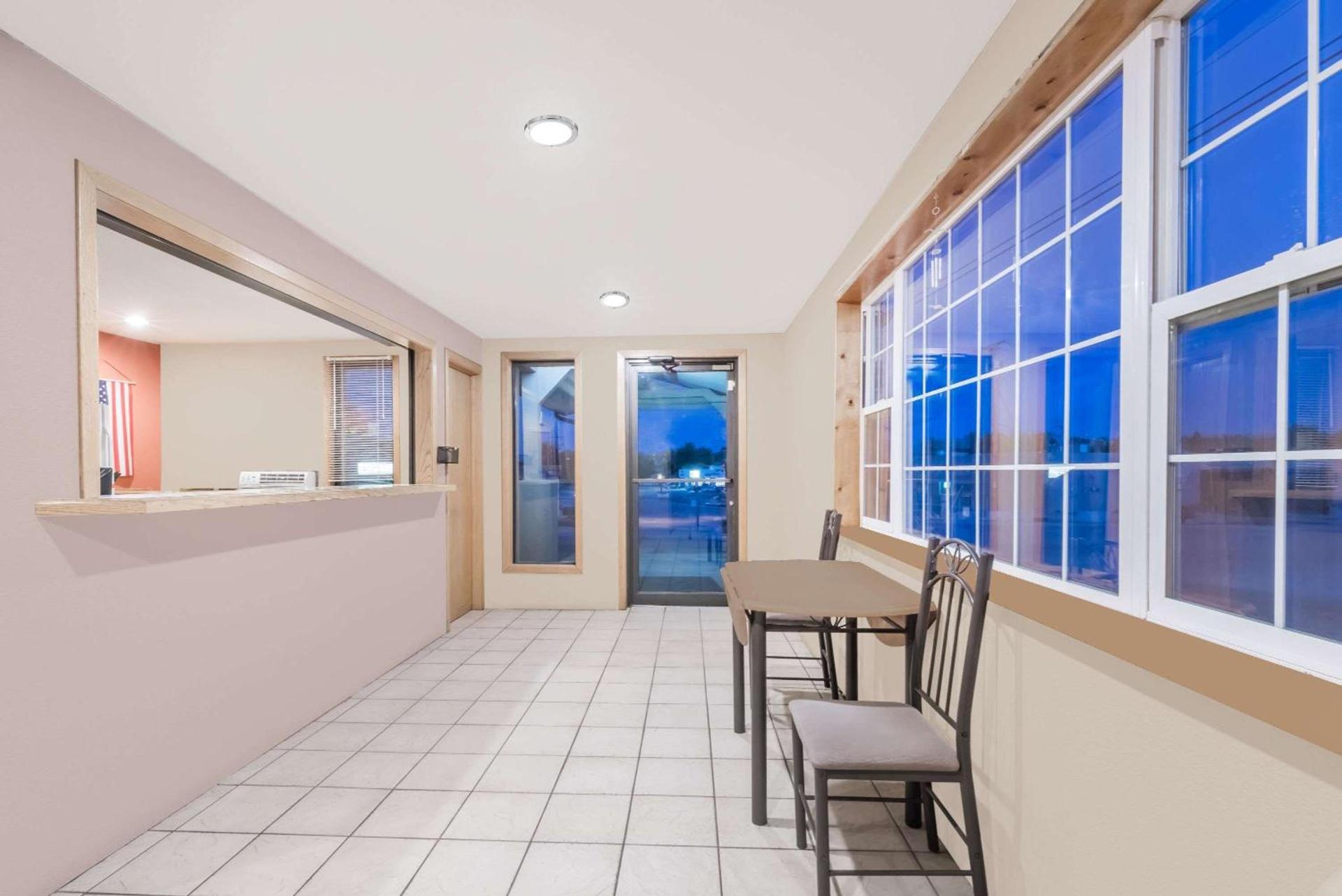 Super 8 by Wyndham Belle Fourche SD photo 3