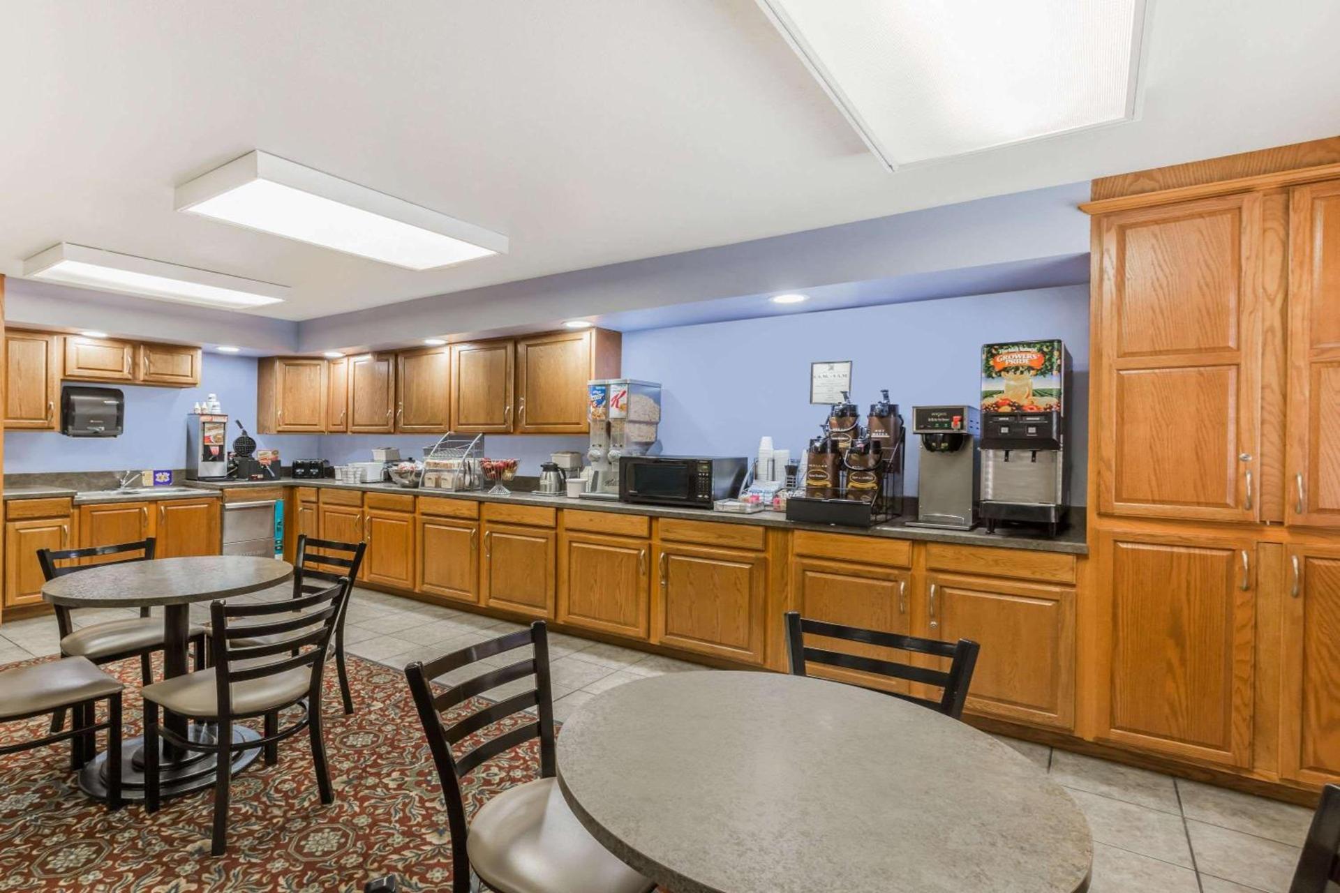 Super 8 by Wyndham Manhattan KS photo 9