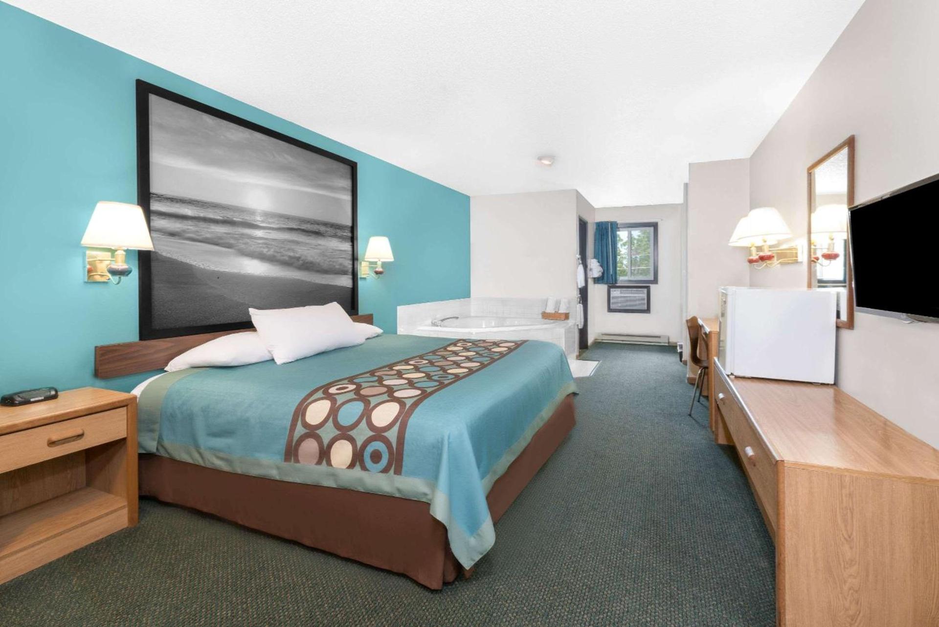 Super 8 by Wyndham Huron photo 11