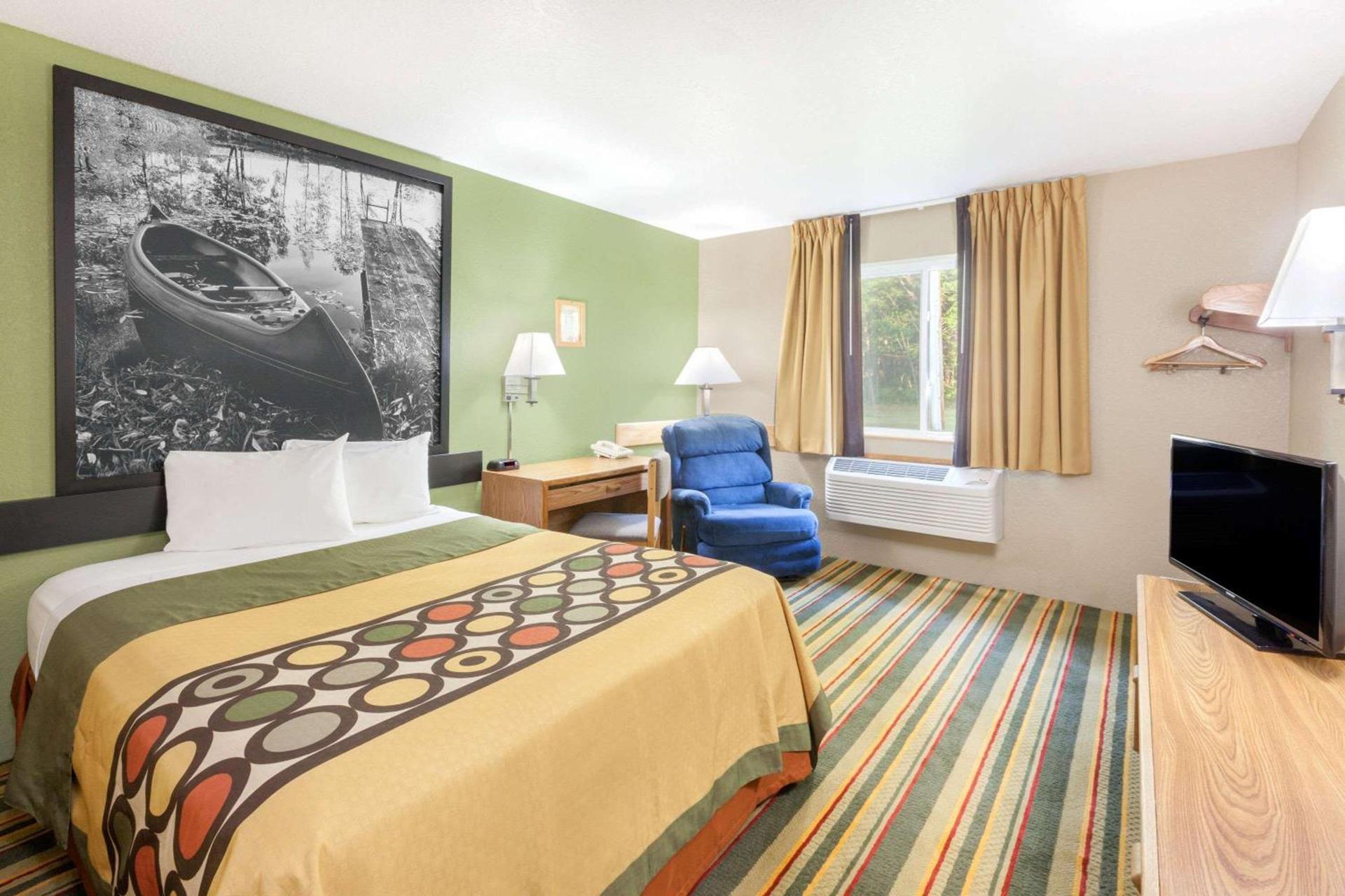 Super 8 by Wyndham Grayling photo 7