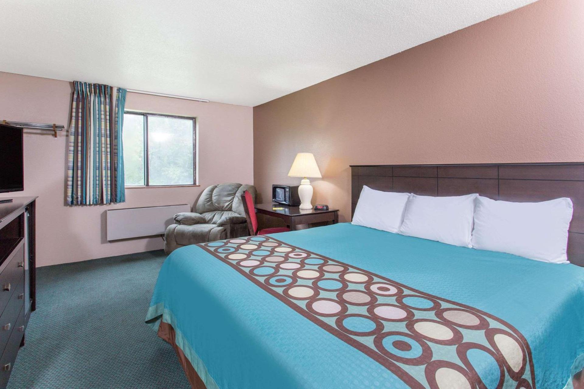 Super 8 by Wyndham Austin MN photo 12