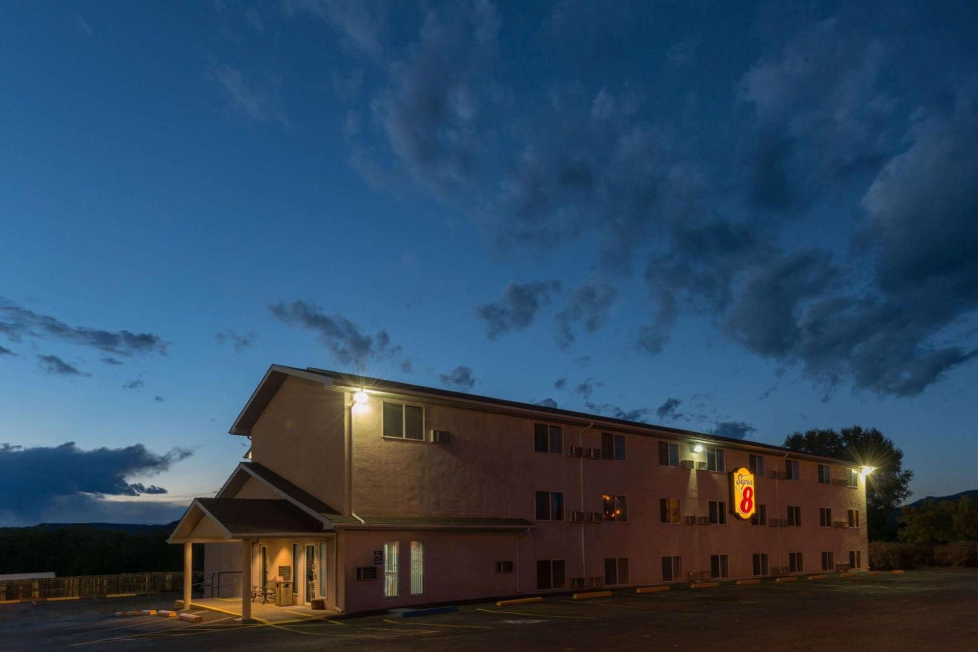 Super 8 by Wyndham Raton photo 2
