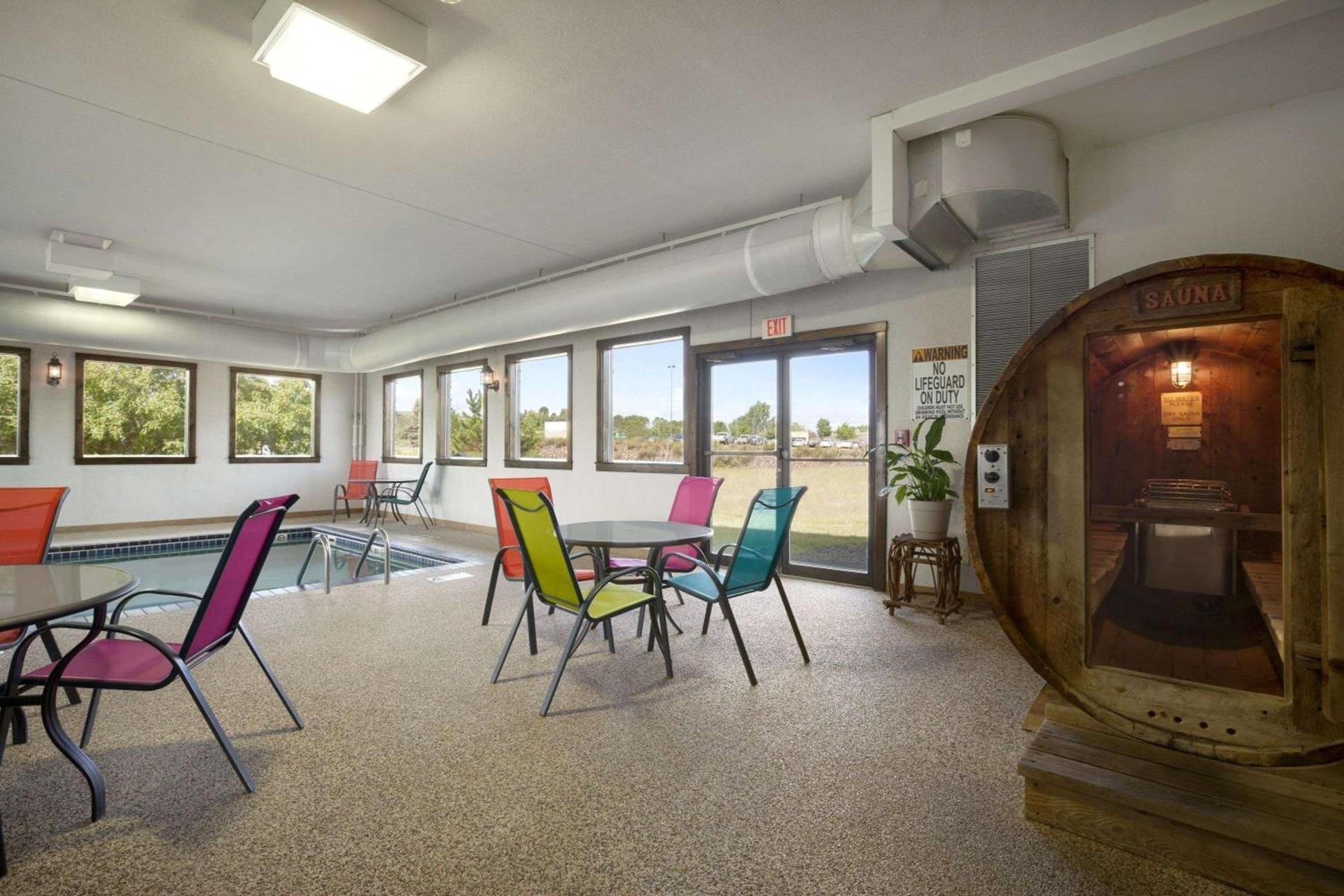 Super 8 by Wyndham Eveleth photo 12