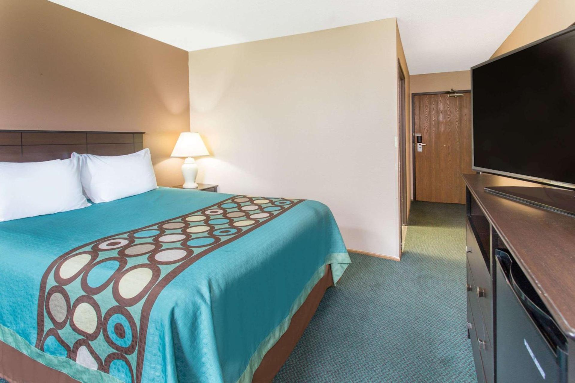 Super 8 by Wyndham Austin MN photo 10
