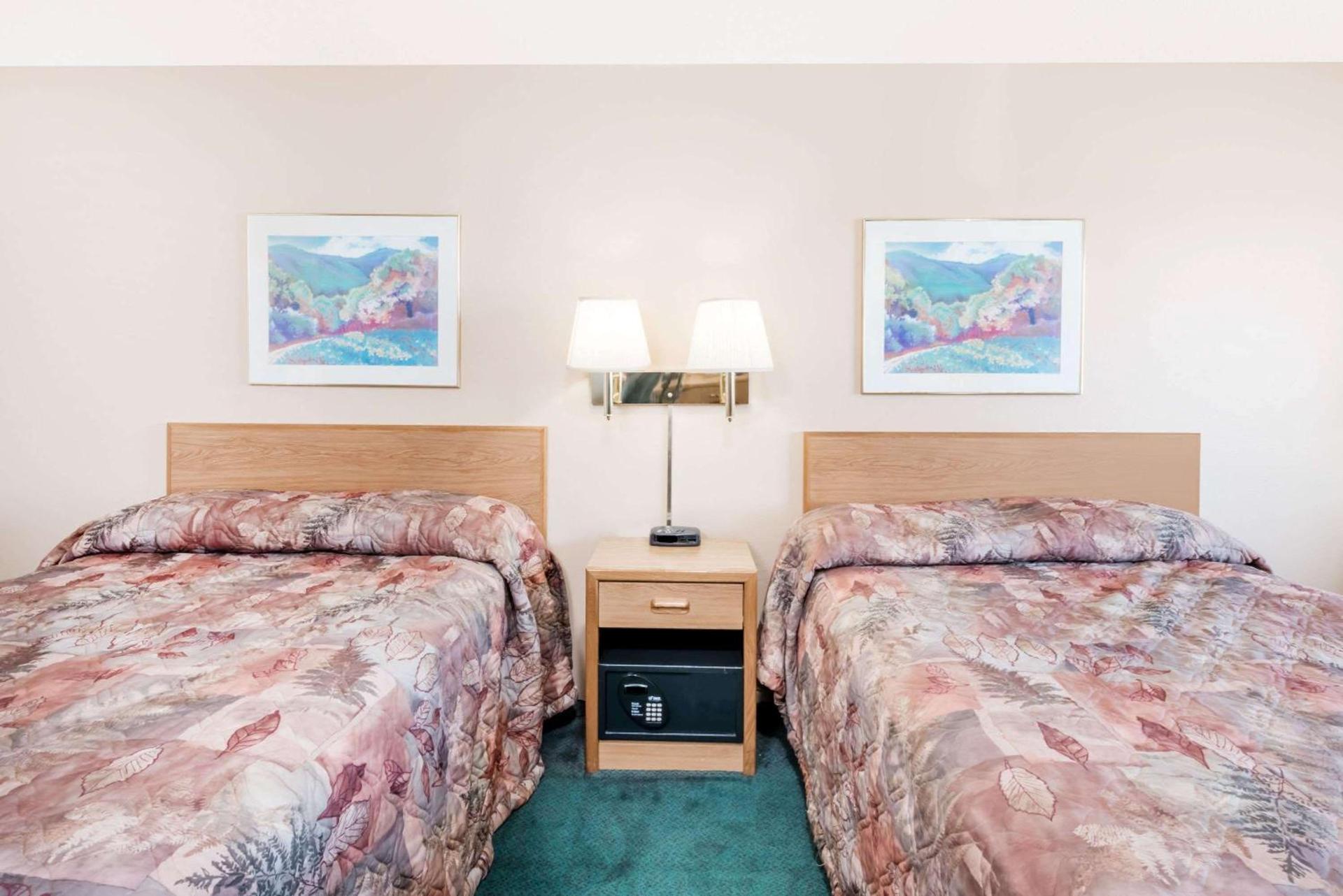 Super 8 by Wyndham Belle Fourche SD photo 14