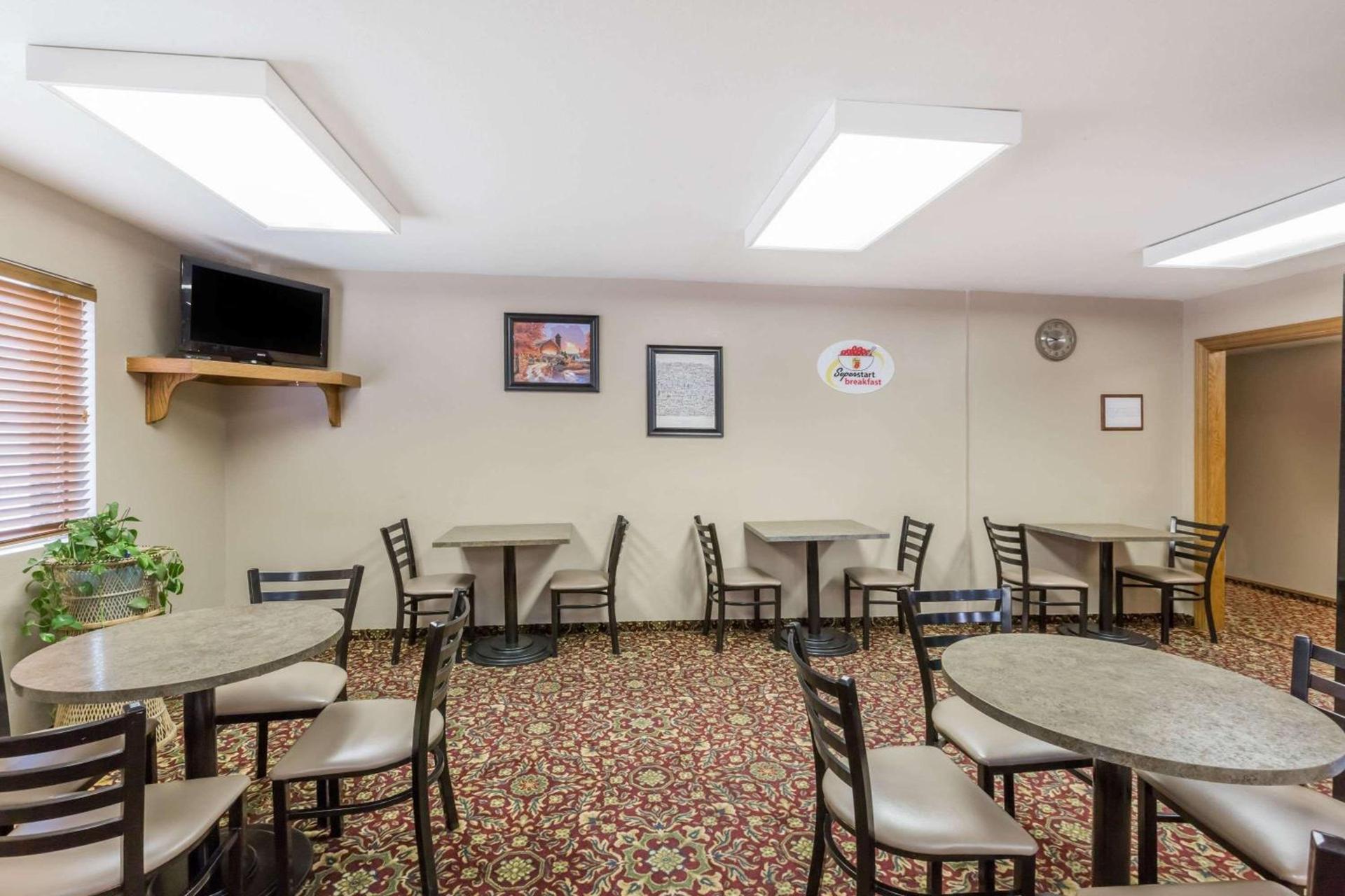 Super 8 by Wyndham Manhattan KS photo 10