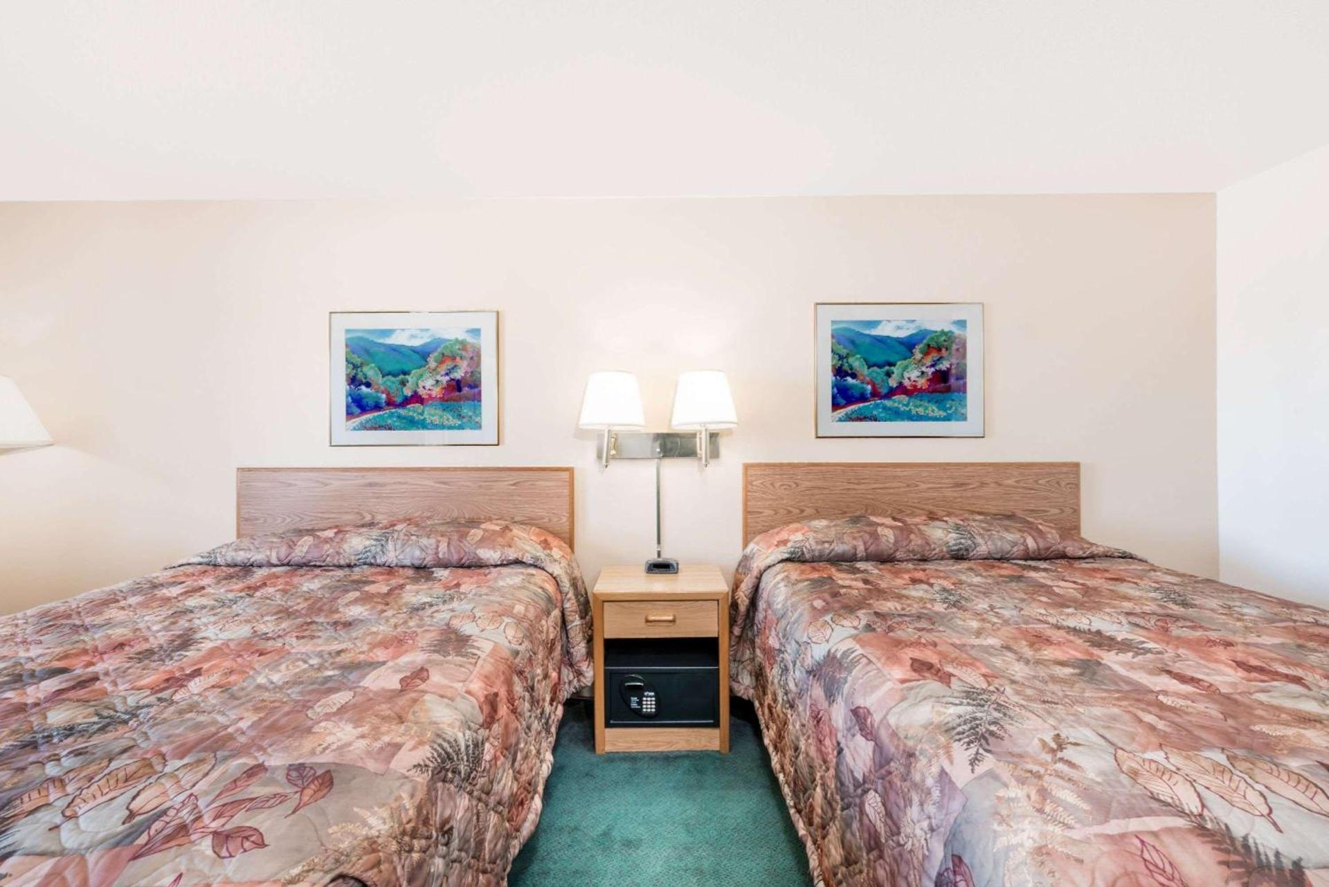 Super 8 by Wyndham Belle Fourche SD photo 6