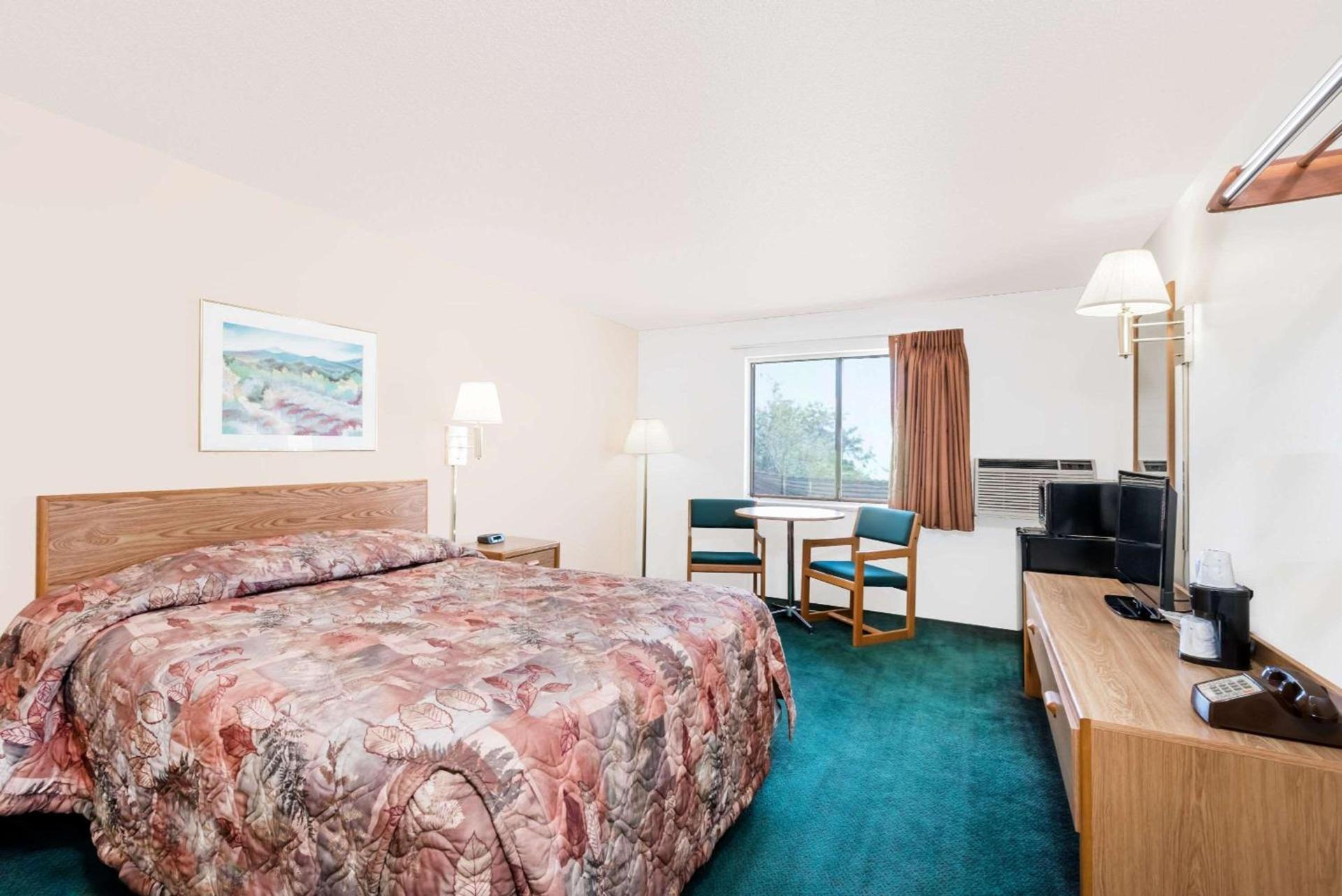 Super 8 by Wyndham Belle Fourche SD photo 8