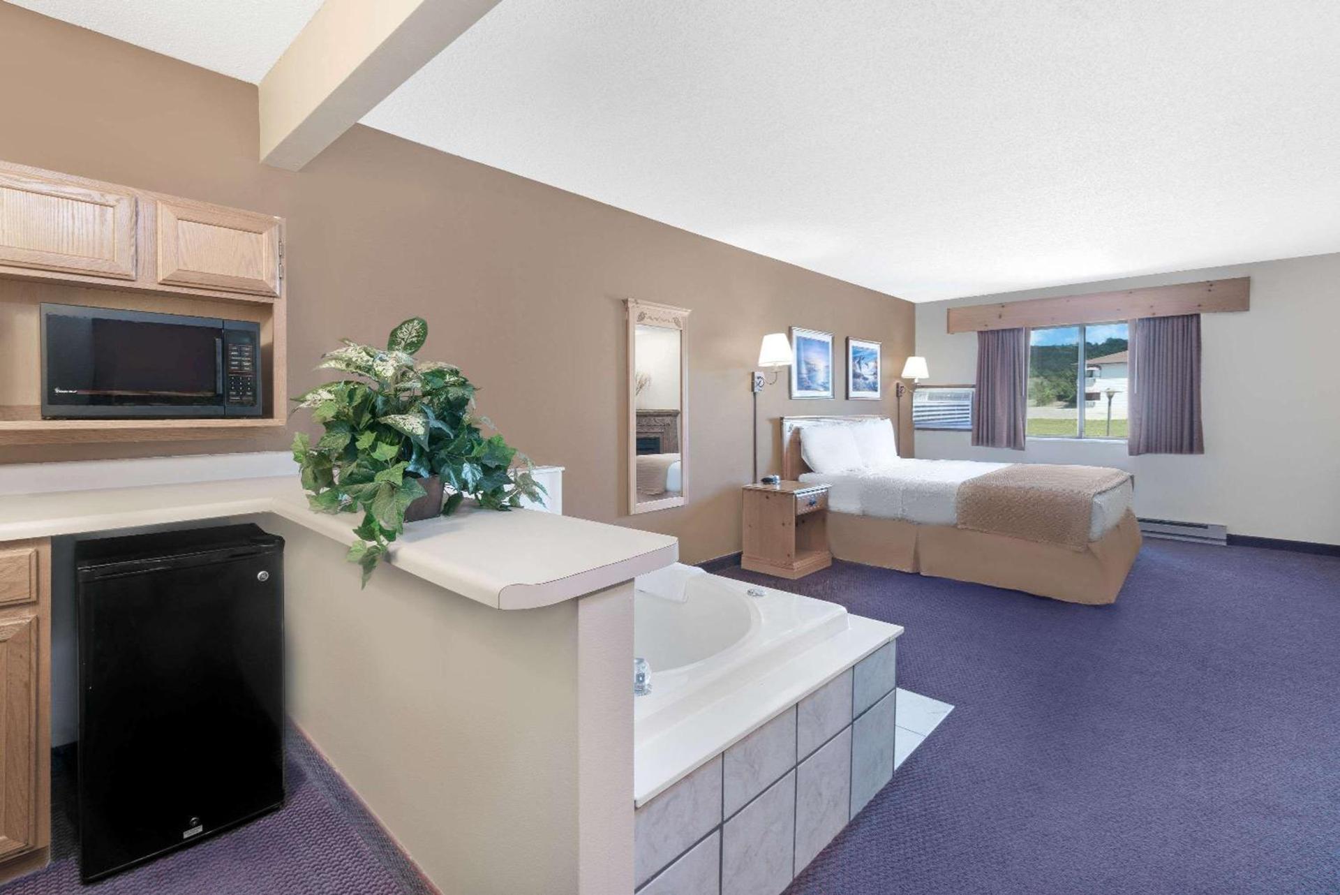 Super 8 by Wyndham Chamberlain SD photo 7