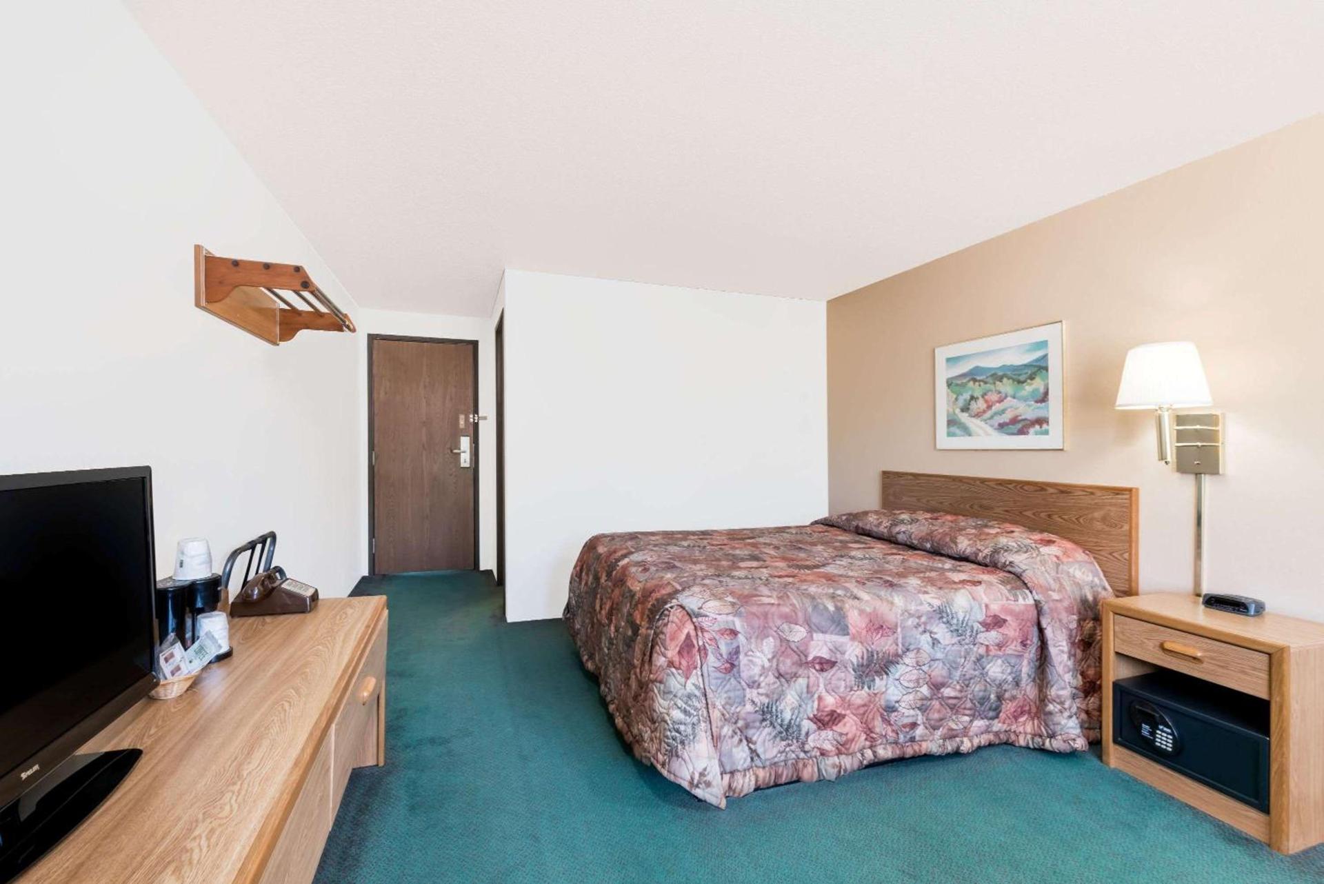Super 8 by Wyndham Belle Fourche SD photo 10