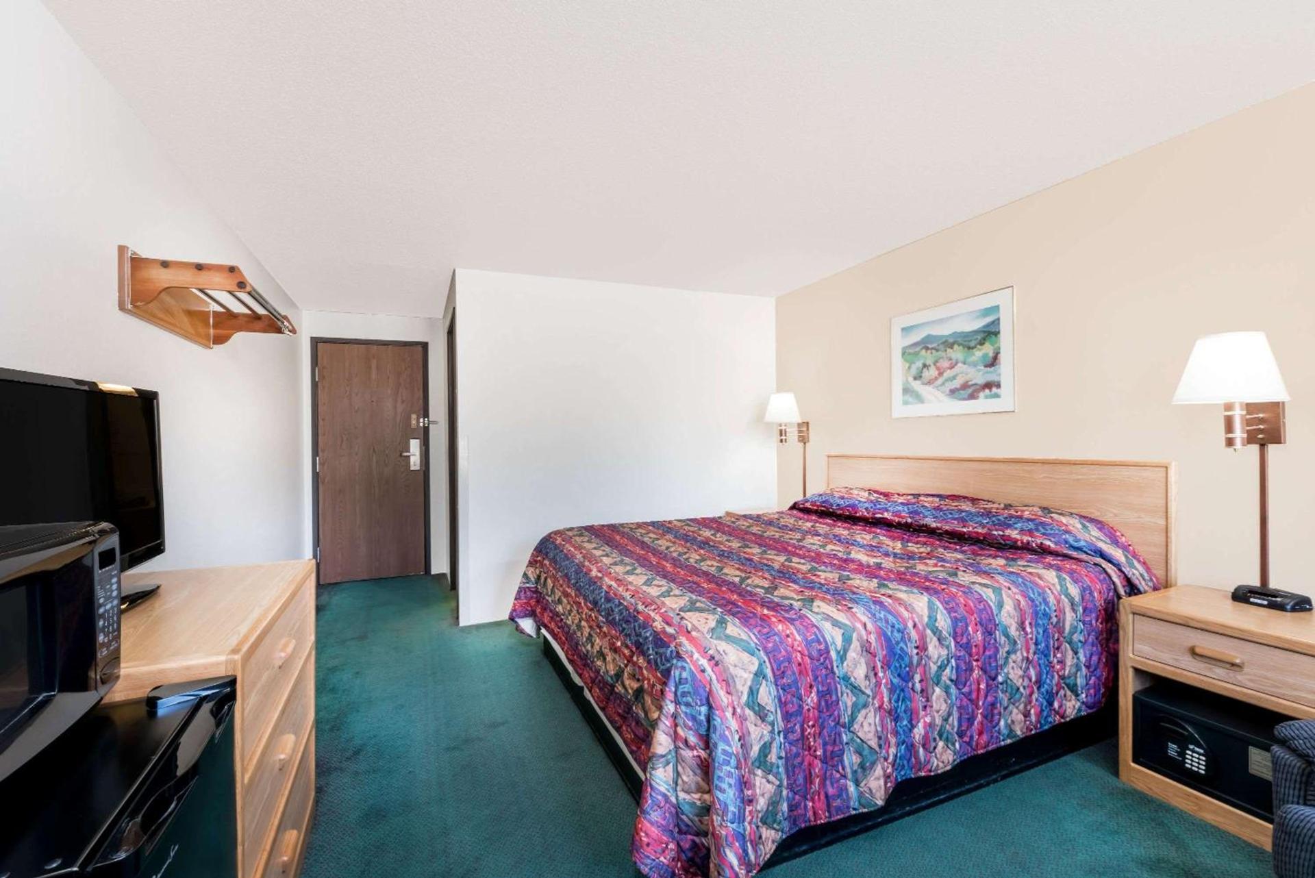 Super 8 by Wyndham Belle Fourche SD photo 12