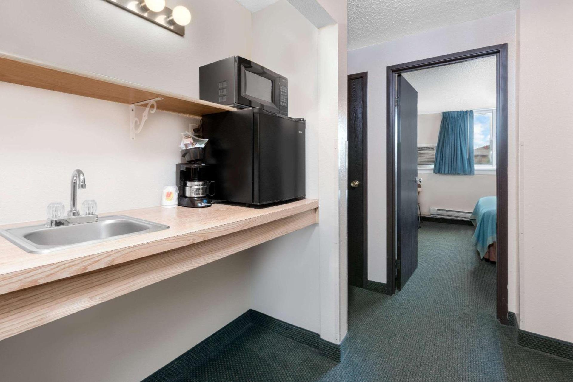 Super 8 by Wyndham Huron photo 12