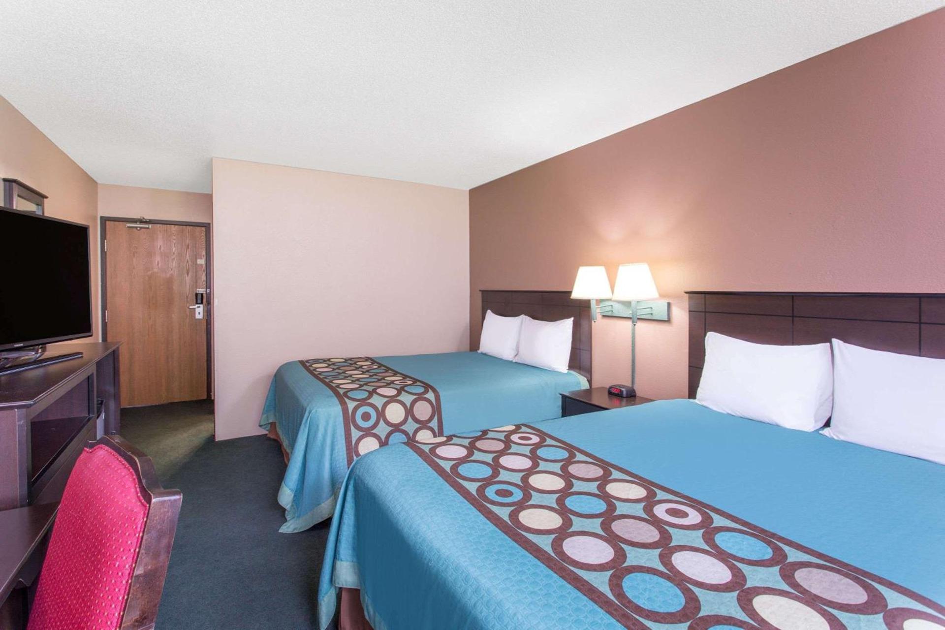 Super 8 by Wyndham Austin MN photo 7