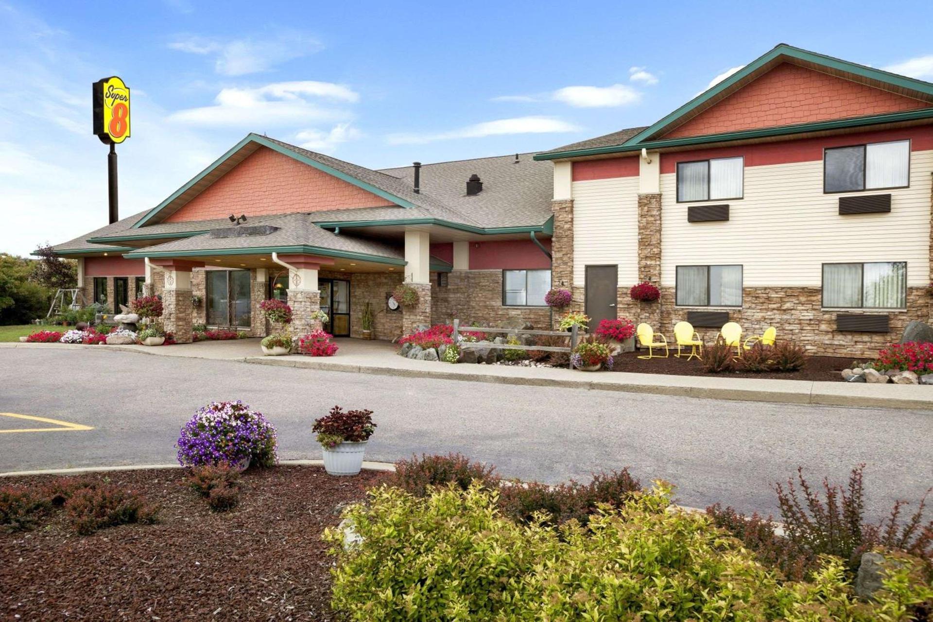 Super 8 by Wyndham Eveleth photo 1