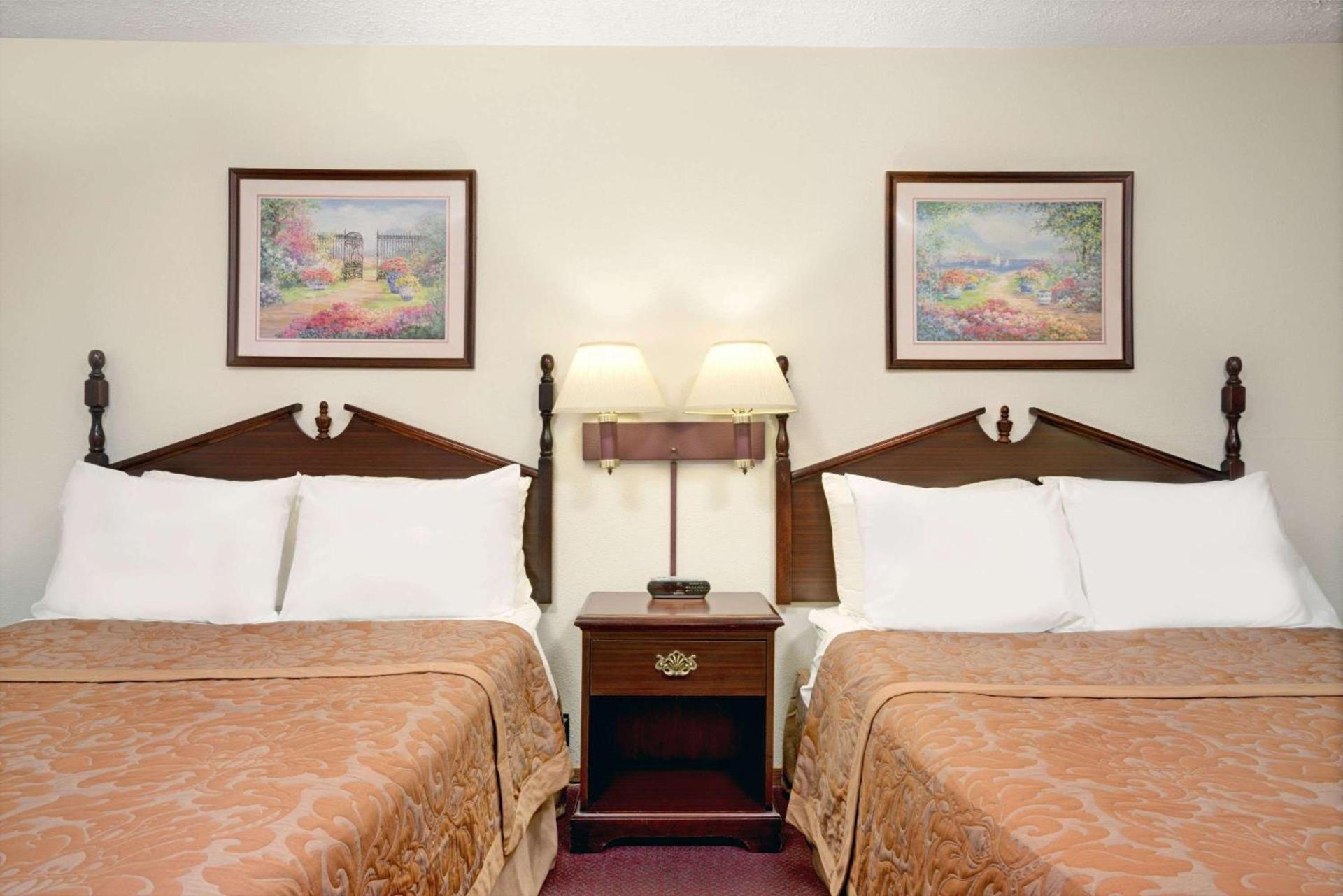 Super 8 by Wyndham Chaska photo 12
