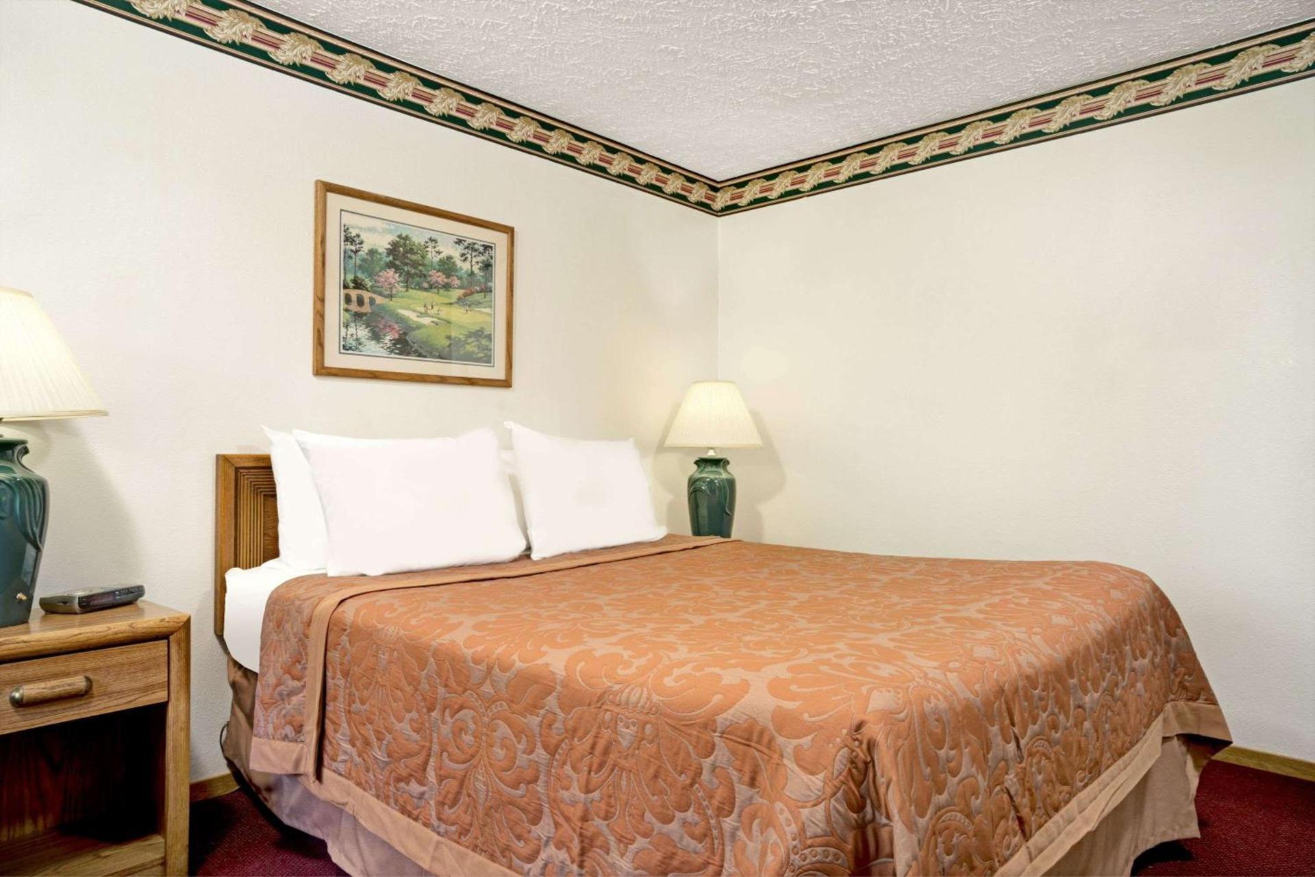 Super 8 by Wyndham Chaska photo 7
