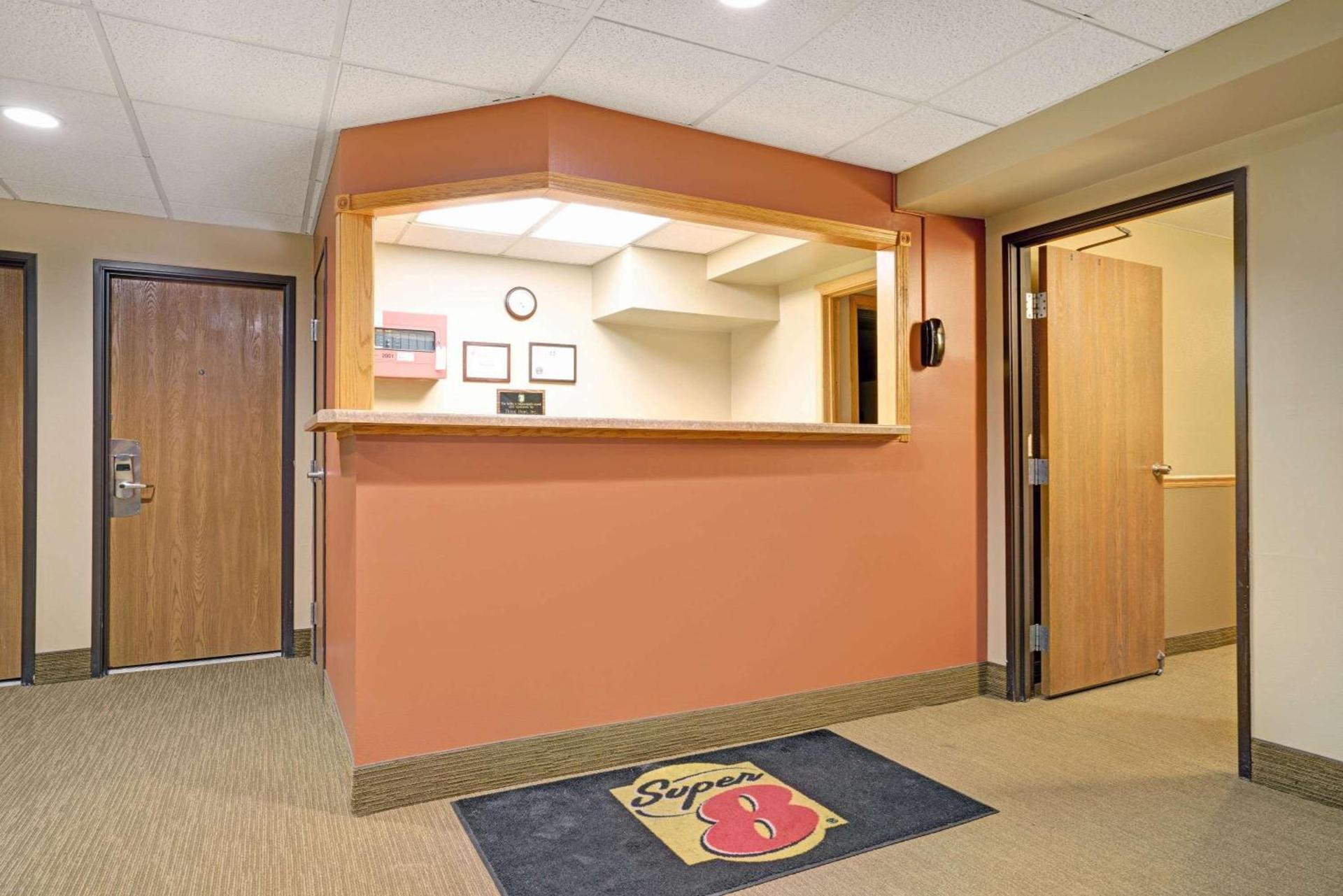 Super 8 by Wyndham Melrose photo 6