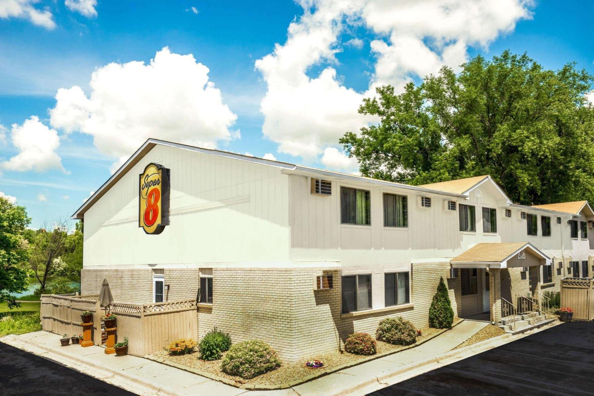 Super 8 by Wyndham Chaska photo 10
