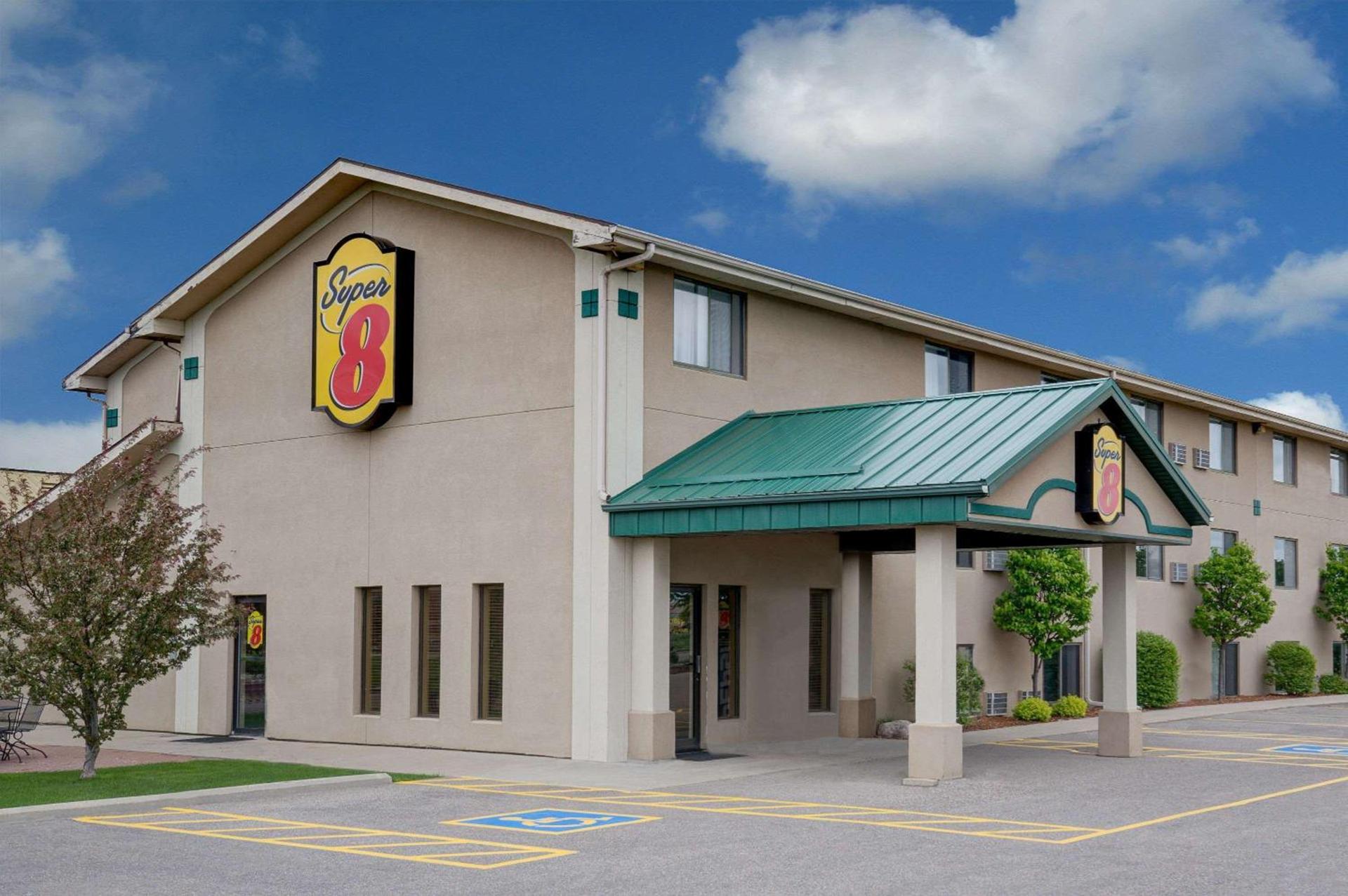 Super 8 by Wyndham Willmar photo 2