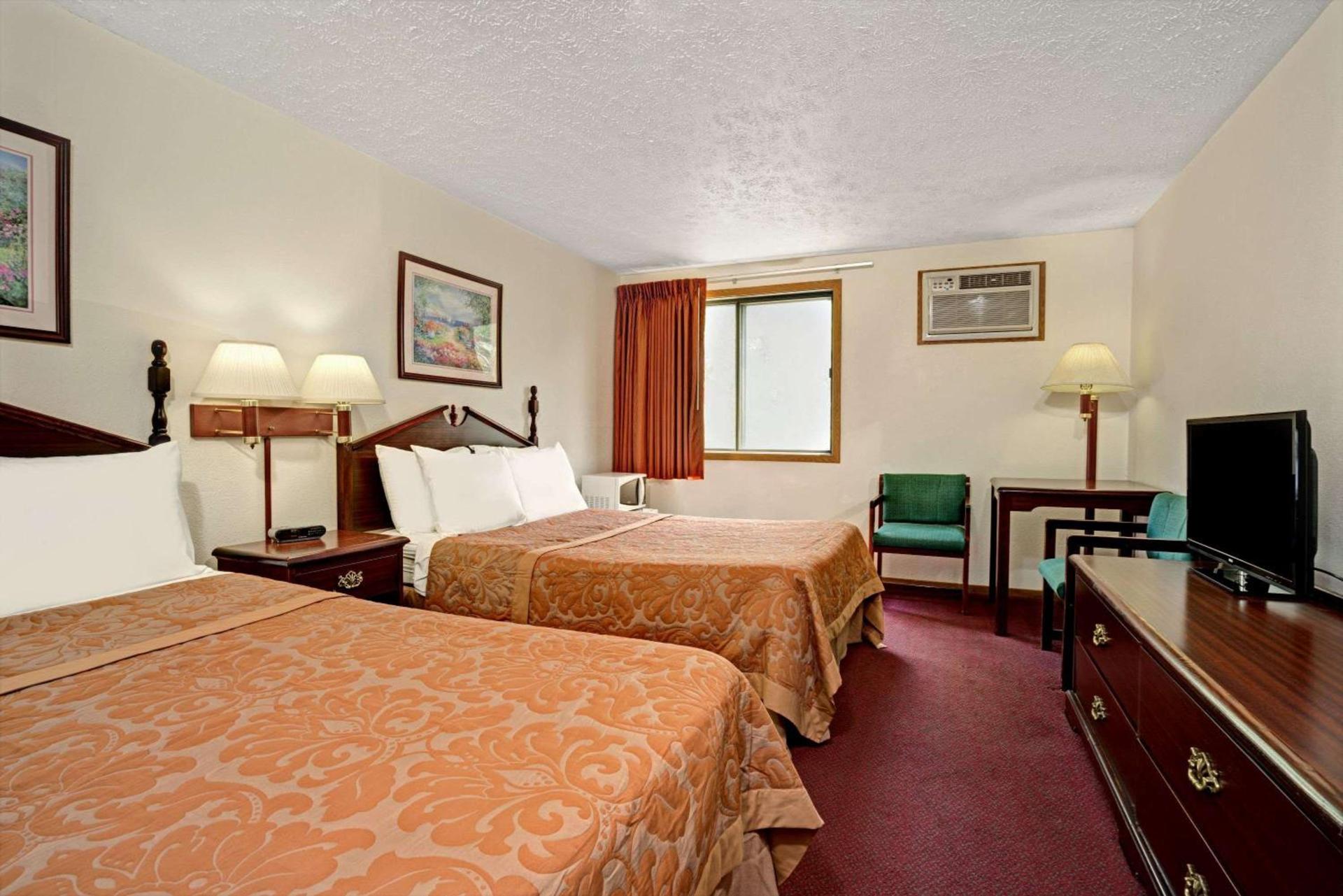 Super 8 by Wyndham Chaska photo 3